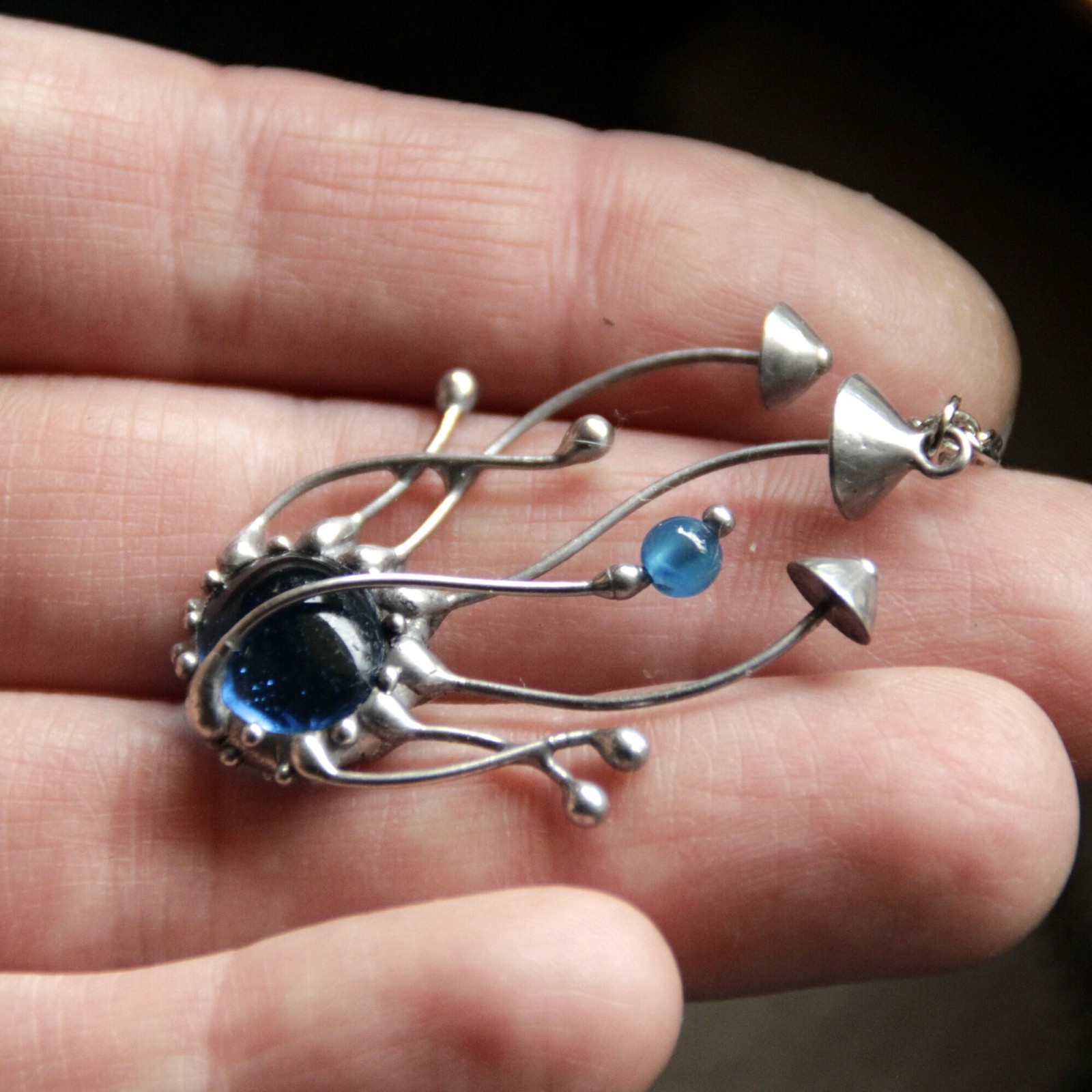 Handgemaakte paddenstoelenclusterketting met blauw glas en zilverkleu… - 143133 Handgemaakte paddenstoelenclusterketting met blauw glas en zilverkleurig koper