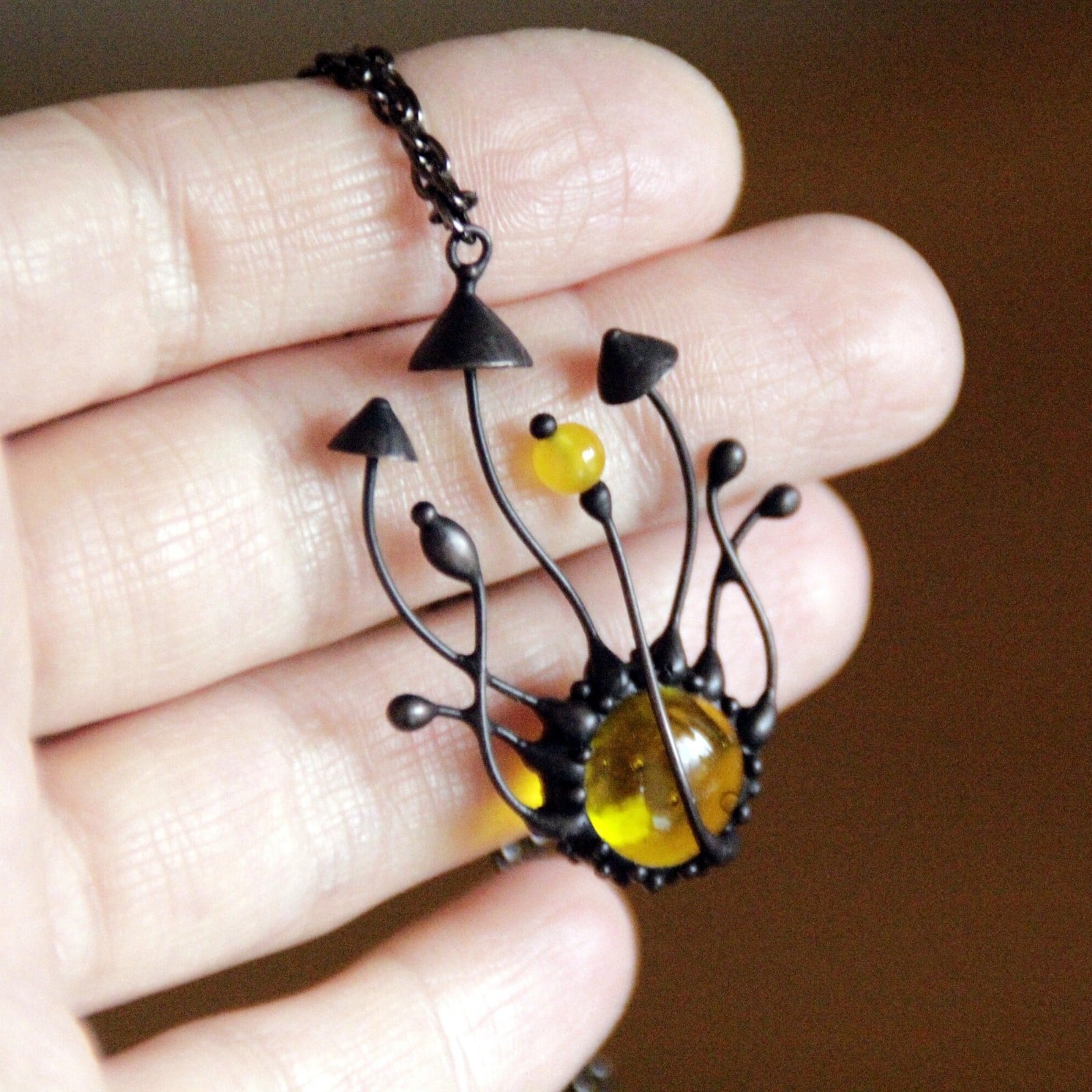 Handgemaakte paddenstoelenclusterketting met geel glas en zwart gepat… - 143174 Handgemaakte paddenstoelenclusterketting met geel glas en zwart gepatineerd koper