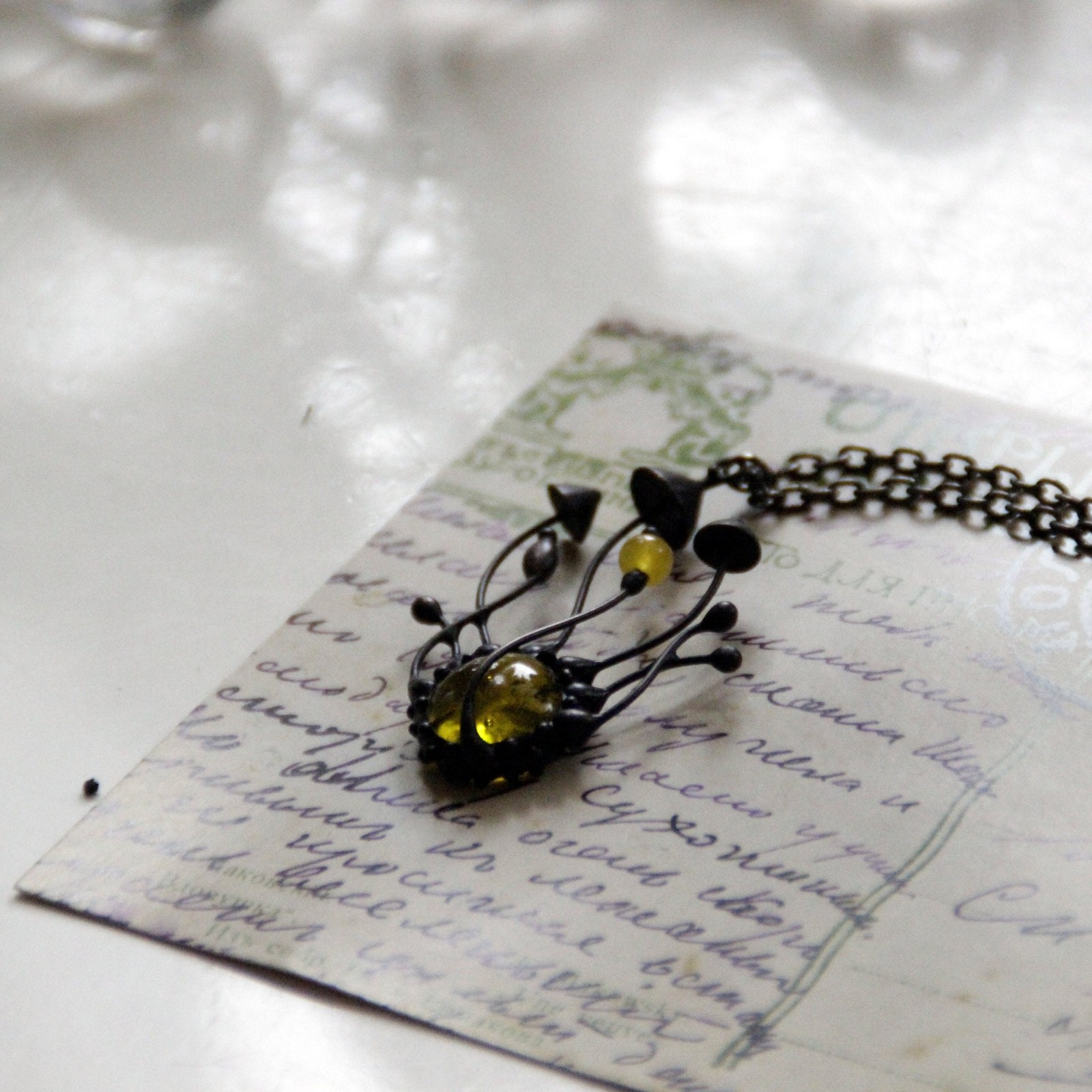 Handgemaakte paddenstoelenclusterketting met geel glas en zwart gepat… - 143183 Handgemaakte paddenstoelenclusterketting met geel glas en zwart gepatineerd koper