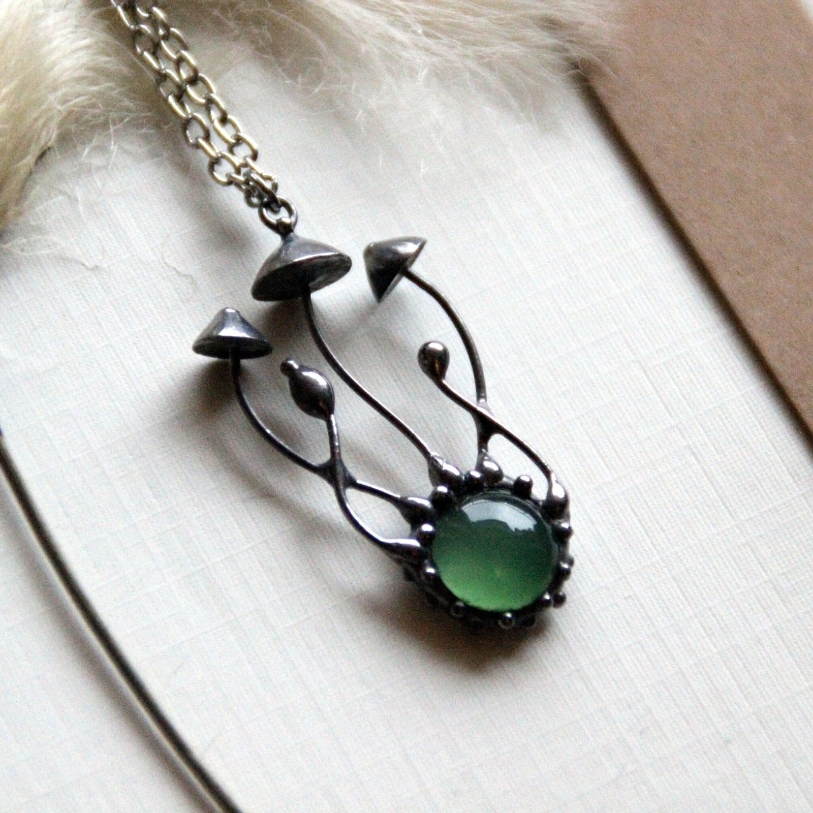 Handgemaakte paddenstoelenclusterketting met groen glas en zilverkleu… - 143522 Handgemaakte paddenstoelenclusterketting met groen glas en zilverkleurig koper