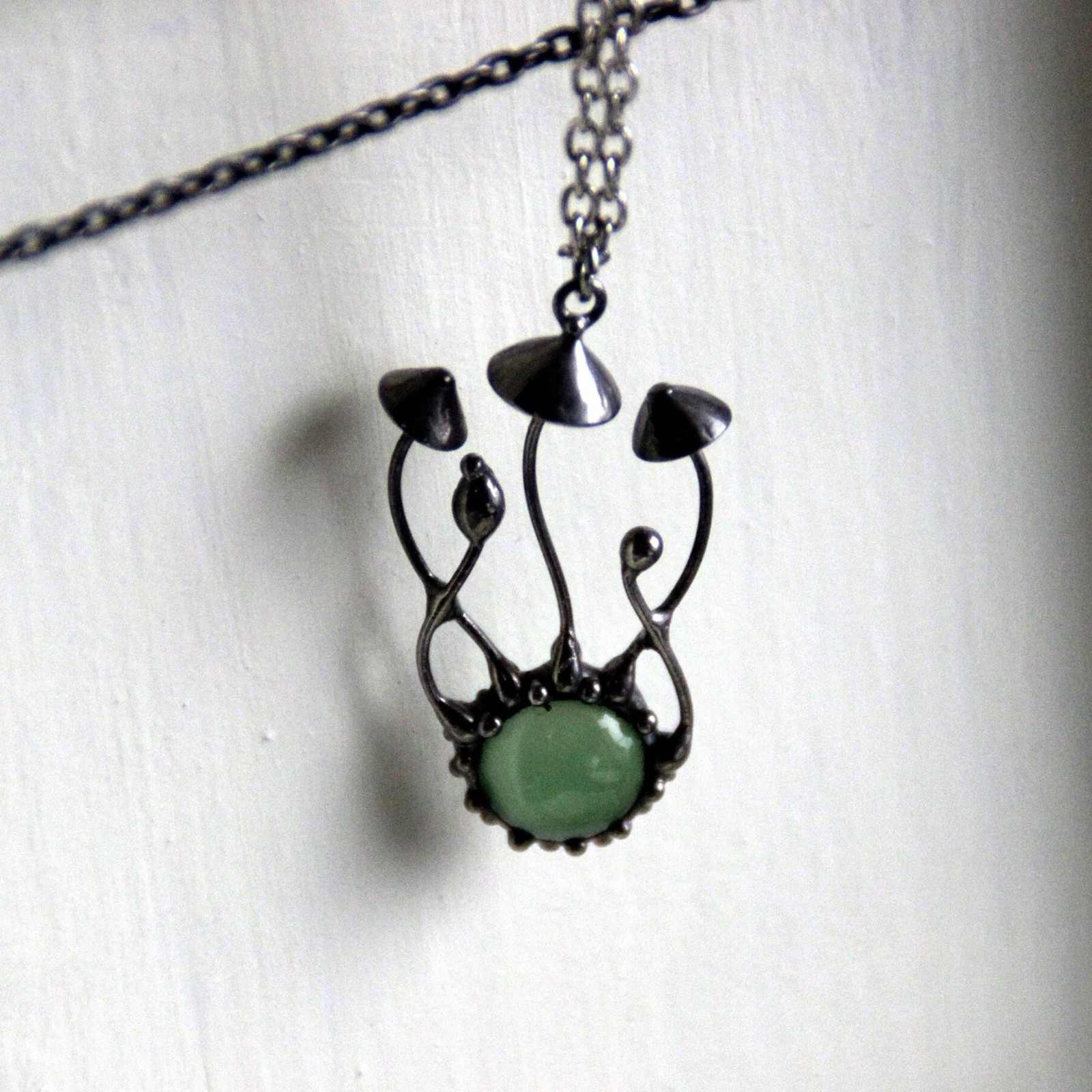 Handgemaakte paddenstoelenclusterketting met groen glas en zilverkleu… - 143523 Handgemaakte paddenstoelenclusterketting met groen glas en zilverkleurig koper