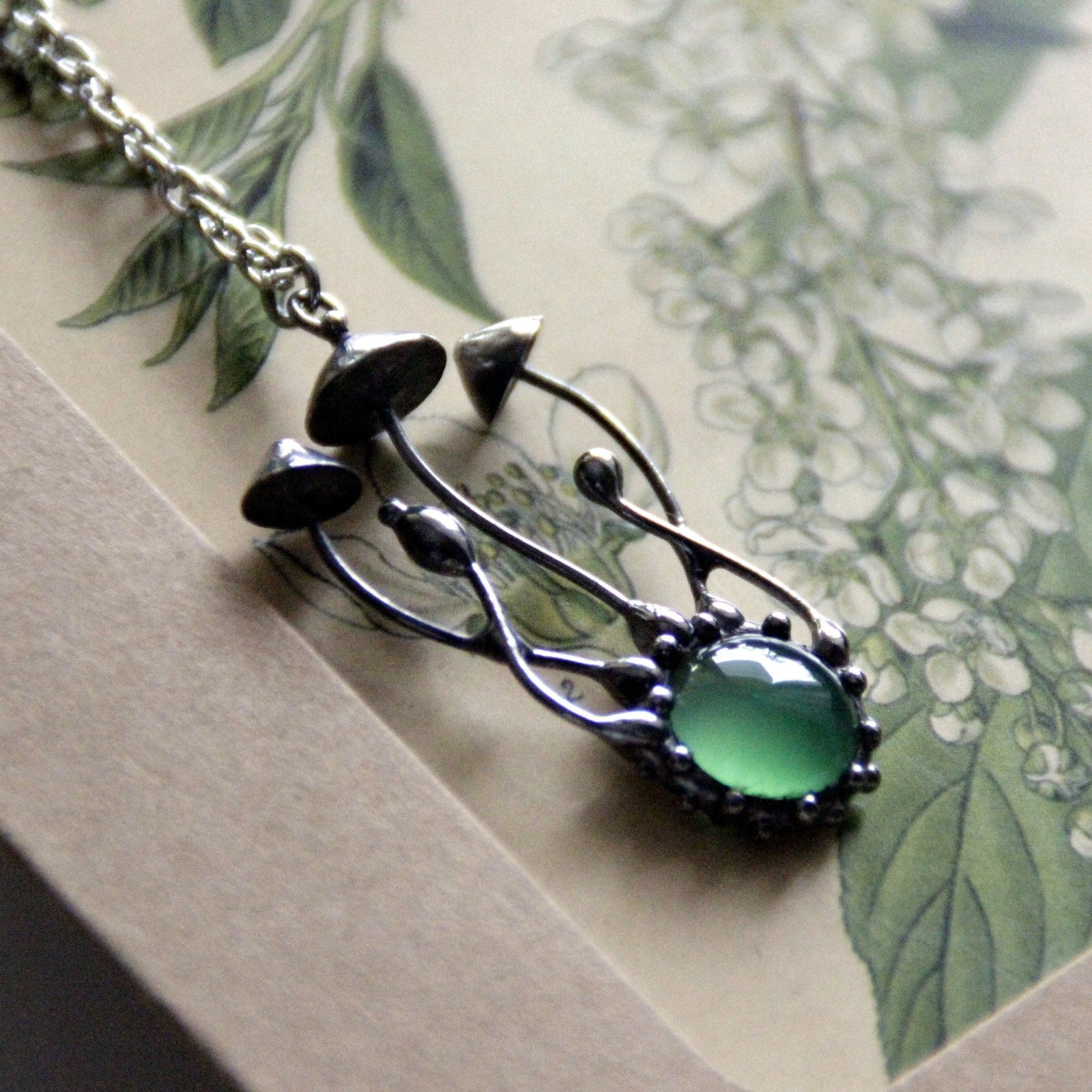 Handgemaakte paddenstoelenclusterketting met groen glas en zilverkleu… - 143525 Handgemaakte paddenstoelenclusterketting met groen glas en zilverkleurig koper