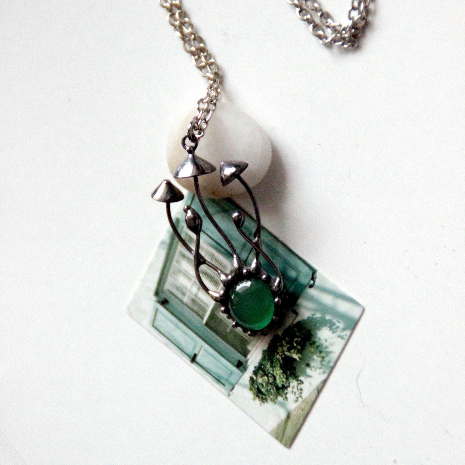 Handgemaakte paddenstoelenclusterketting met groen glas en zilverkleu… - 143526 Handgemaakte paddenstoelenclusterketting met groen glas en zilverkleurig koper