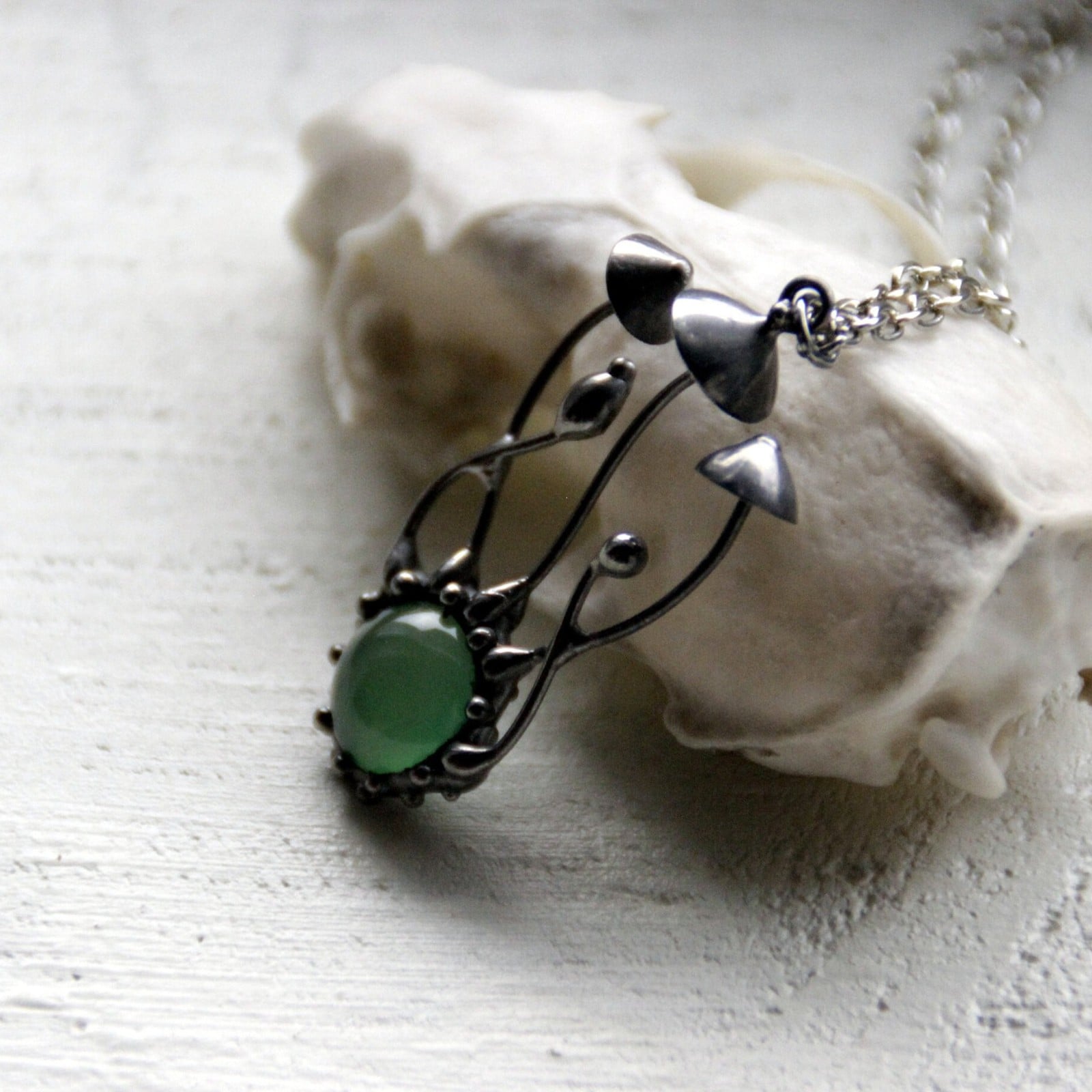 Handgemaakte paddenstoelenclusterketting met groen glas en zilverkleu… - 143527 Handgemaakte paddenstoelenclusterketting met groen glas en zilverkleurig koper