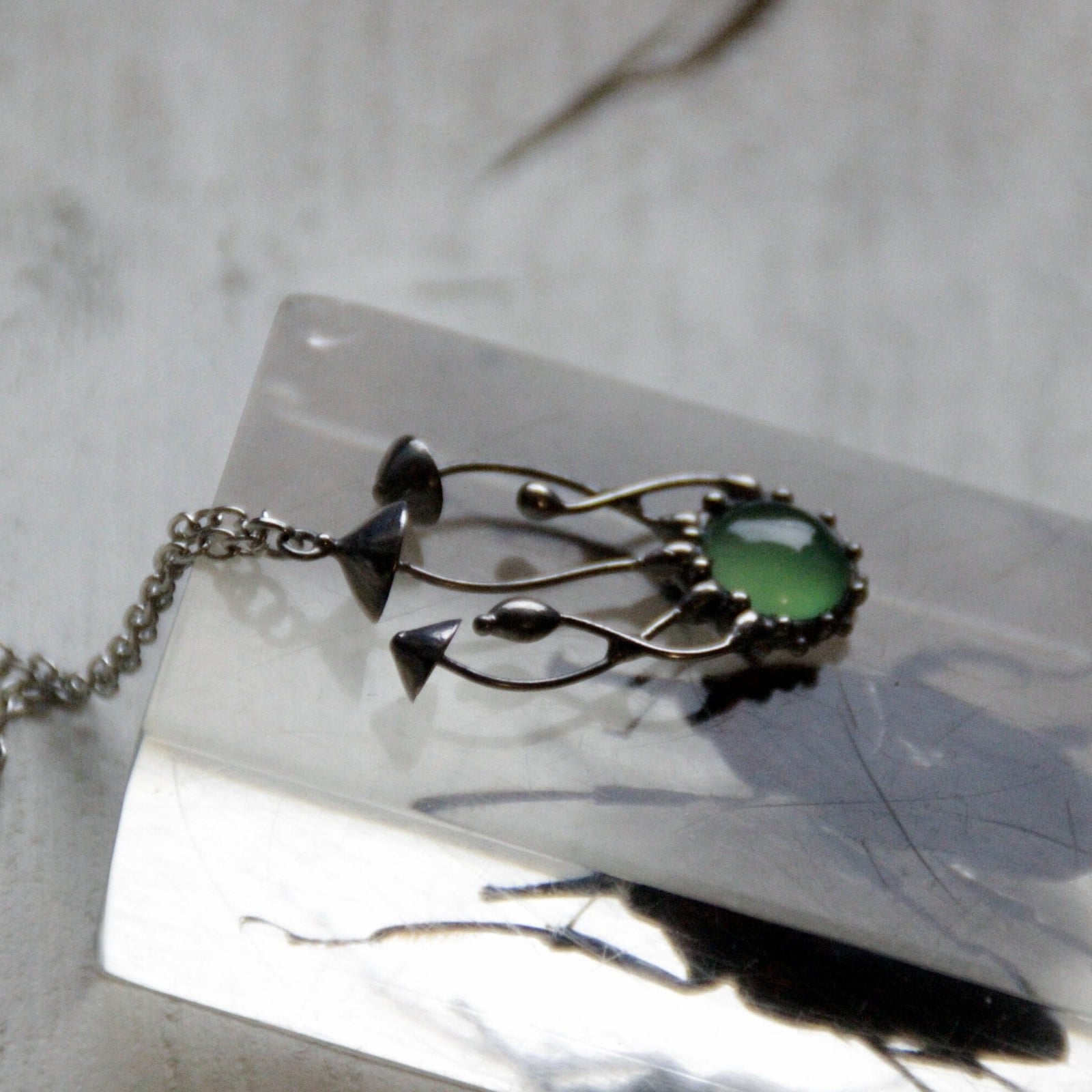 Handgemaakte paddenstoelenclusterketting met groen glas en zilverkleu… - 143528 Handgemaakte paddenstoelenclusterketting met groen glas en zilverkleurig koper