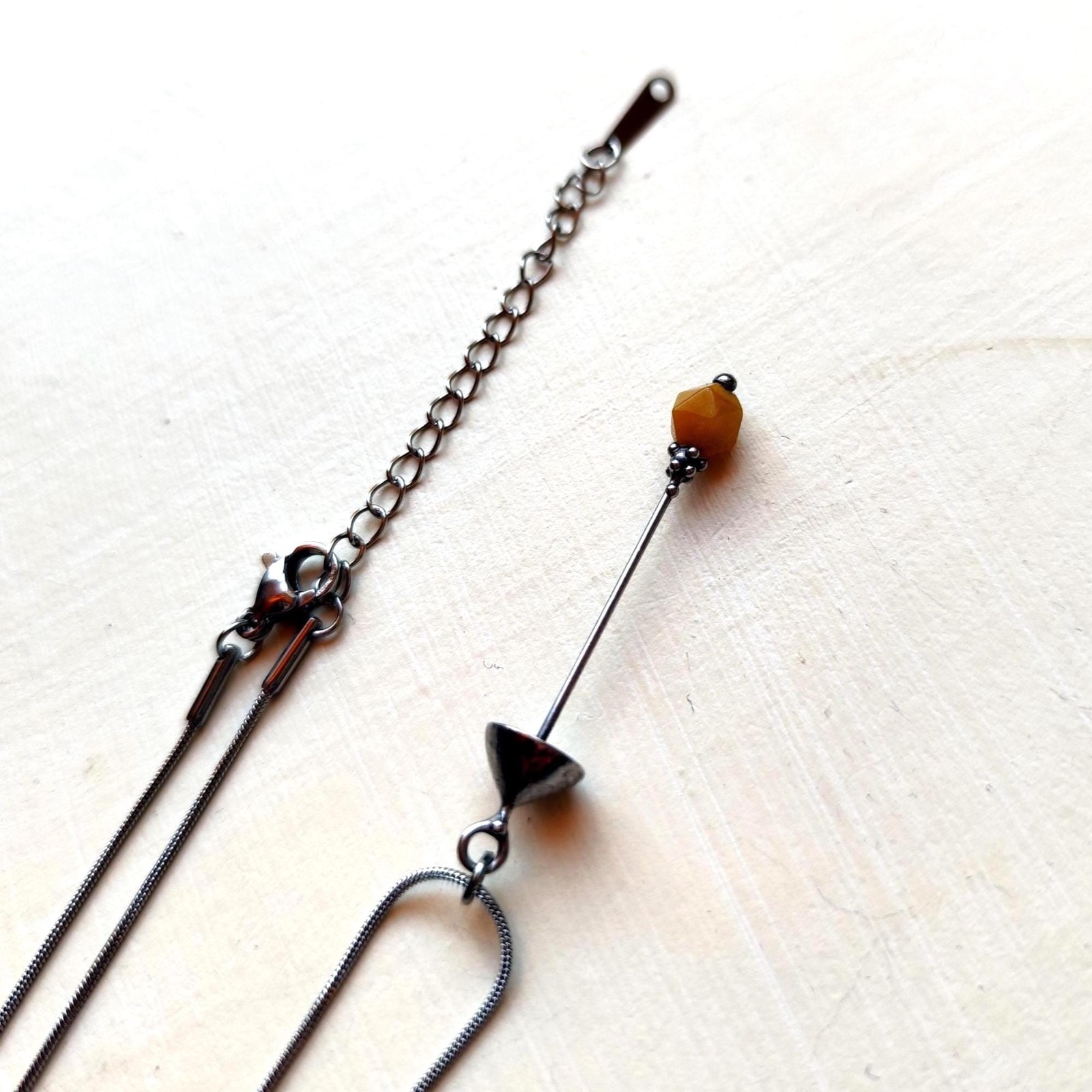 Handgemaakte paddenstoelenketting met gele jade en zilverkleurig koper - 141873 Handgemaakte paddenstoelenketting met gele jade en zilverkleurig koper