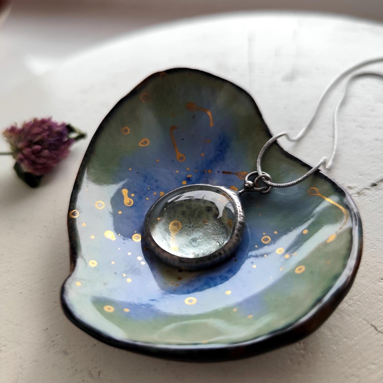 Handgemaakte ronde hangerketting met transparant glas en zilverkleuri… - 142082 Handgemaakte ronde hangerketting met transparant glas en zilverkleurig koper