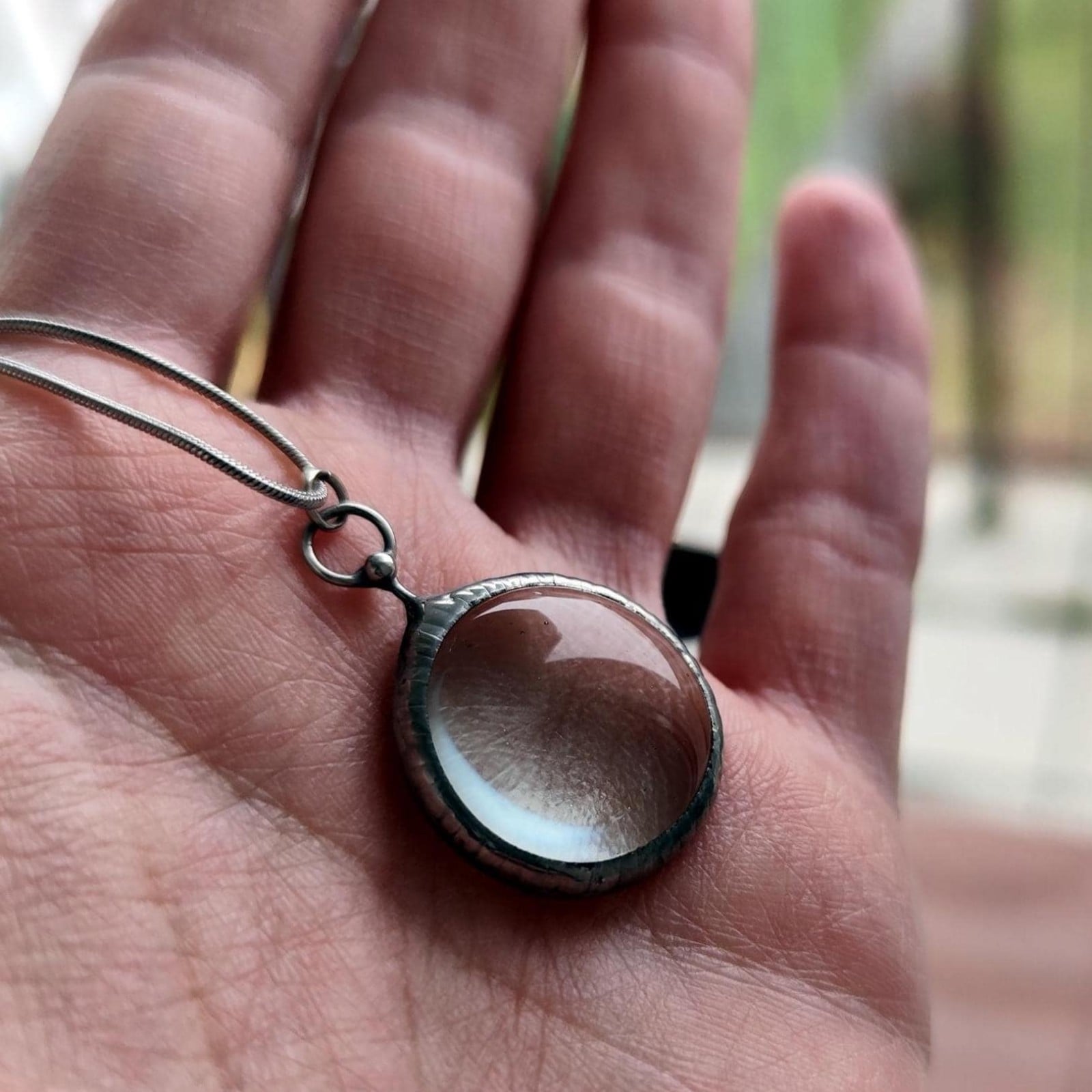 Handgemaakte ronde hangerketting met transparant glas en zilverkleuri… - 142083 Handgemaakte ronde hangerketting met transparant glas en zilverkleurig koper