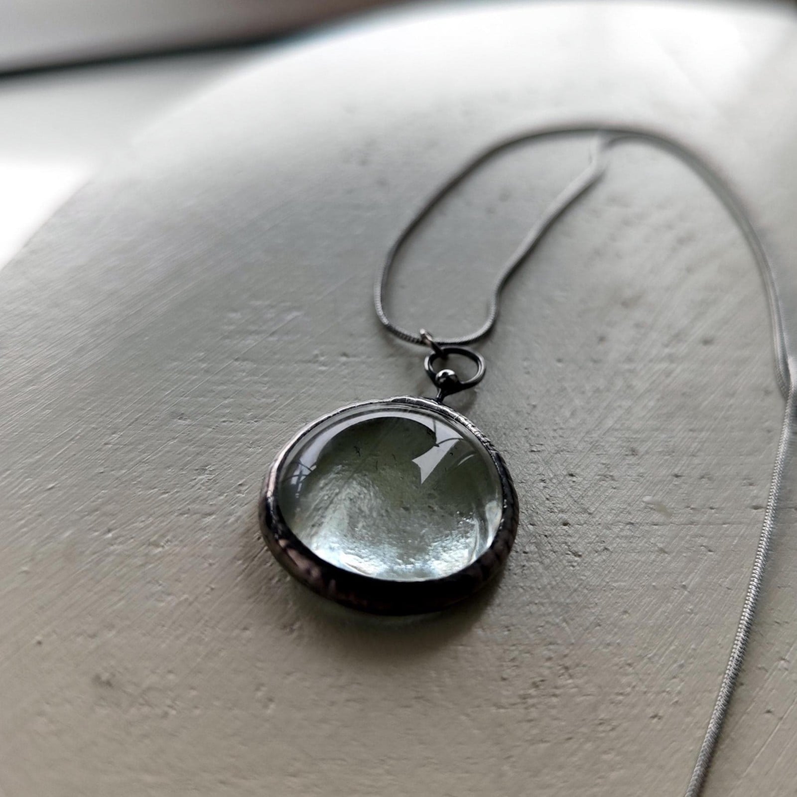 Handgemaakte ronde hangerketting met transparant glas en zilverkleuri… - 142084 Handgemaakte ronde hangerketting met transparant glas en zilverkleurig koper