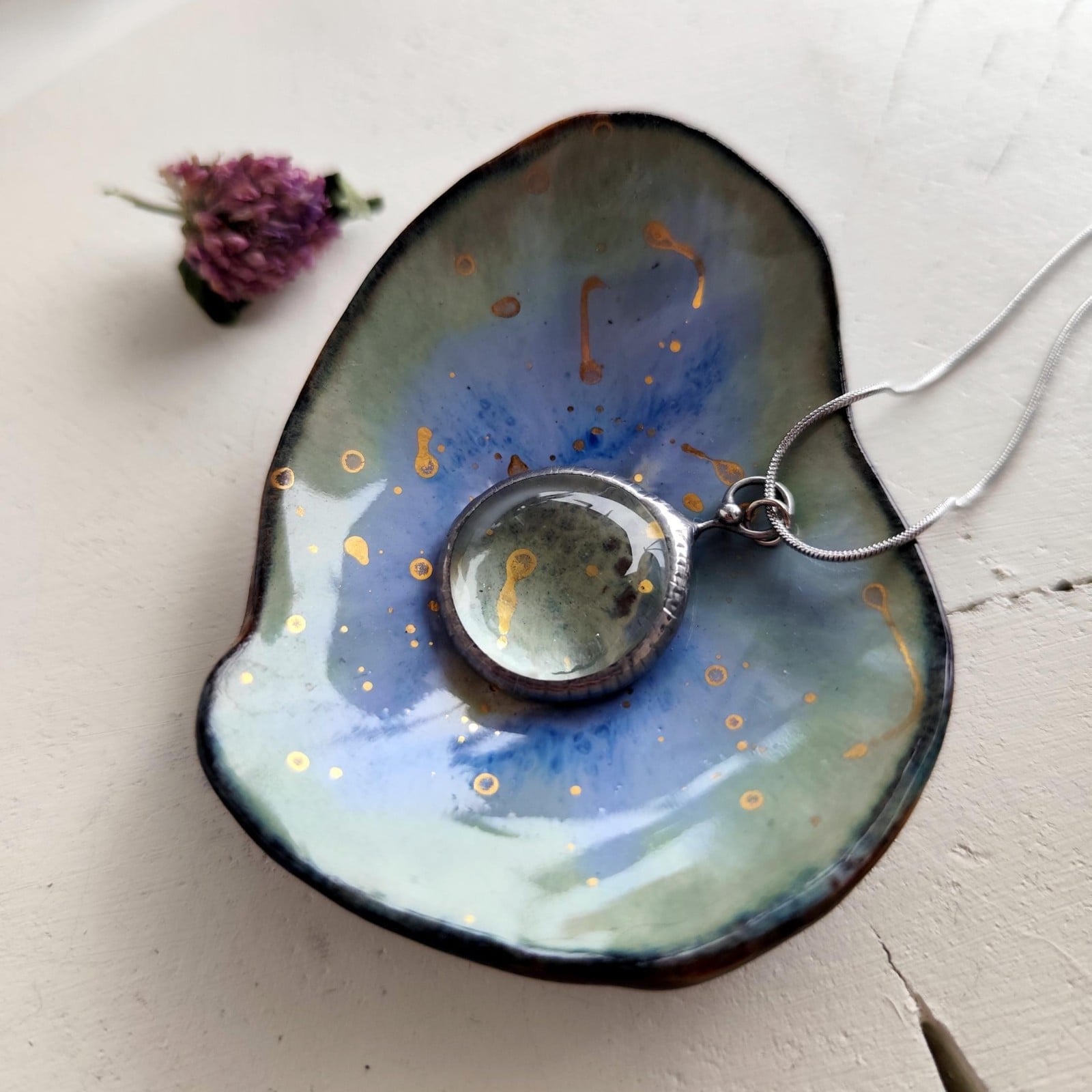 Handgemaakte ronde hangerketting met transparant glas en zilverkleuri… - 142086 Handgemaakte ronde hangerketting met transparant glas en zilverkleurig koper