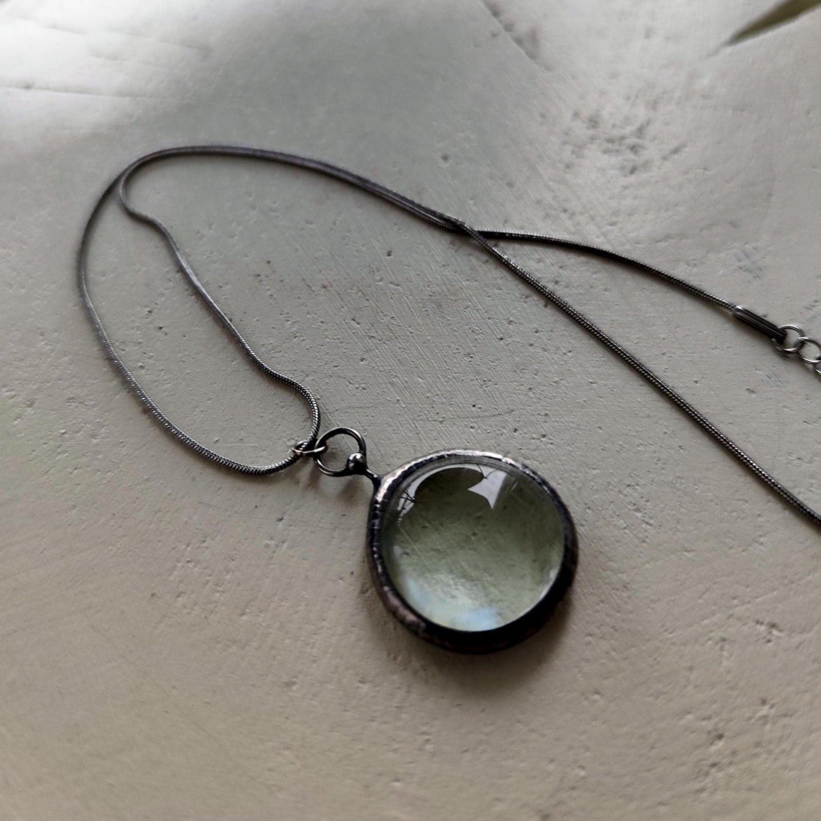 Handgemaakte ronde hangerketting met transparant glas en zilverkleuri… - 142087 Handgemaakte ronde hangerketting met transparant glas en zilverkleurig koper