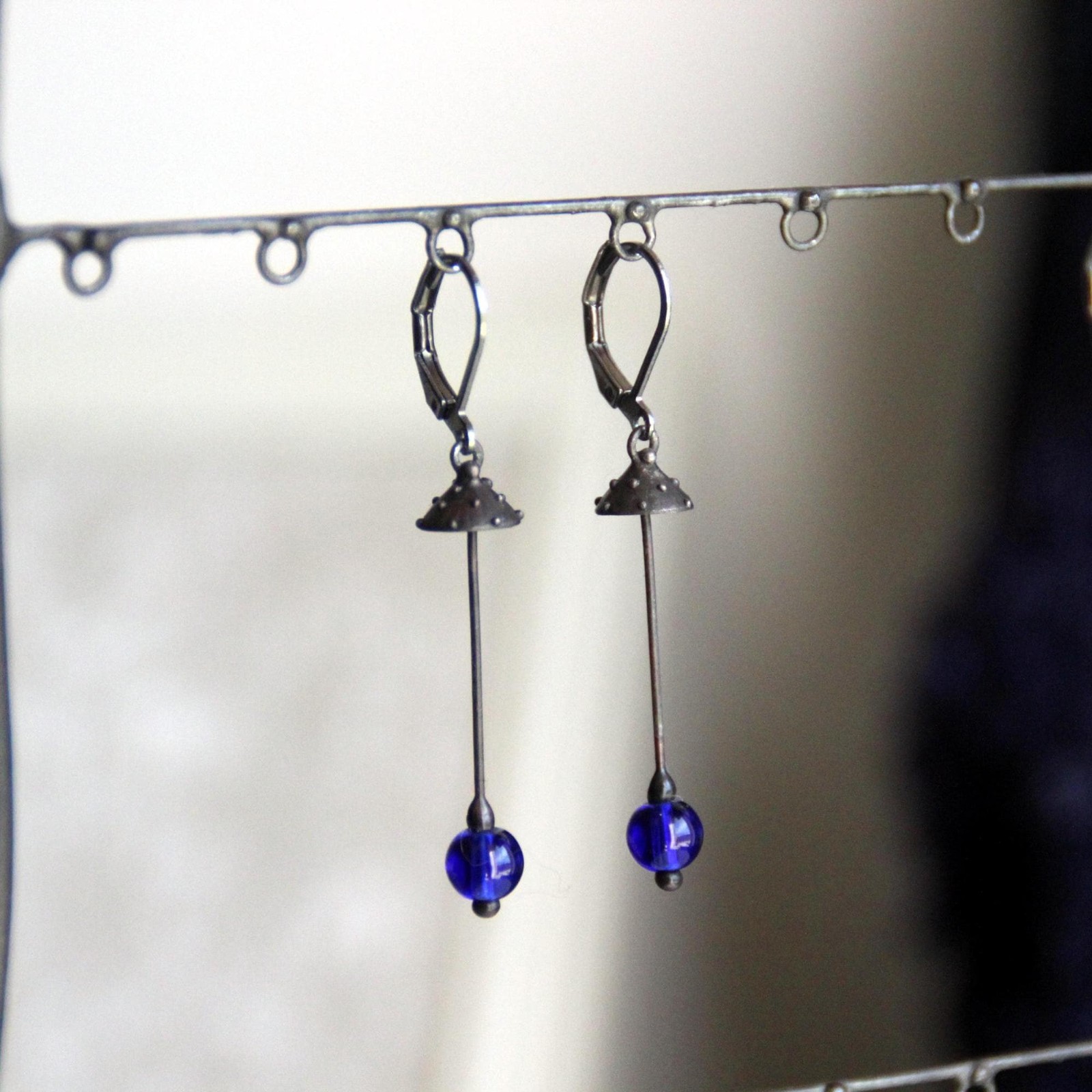 Handgemaakte vliegenzwamoorbellen met blauw glas en zwart gepatineerd… - 143042 Handgemaakte vliegenzwamoorbellen met blauw glas en zwart gepatineerd koper