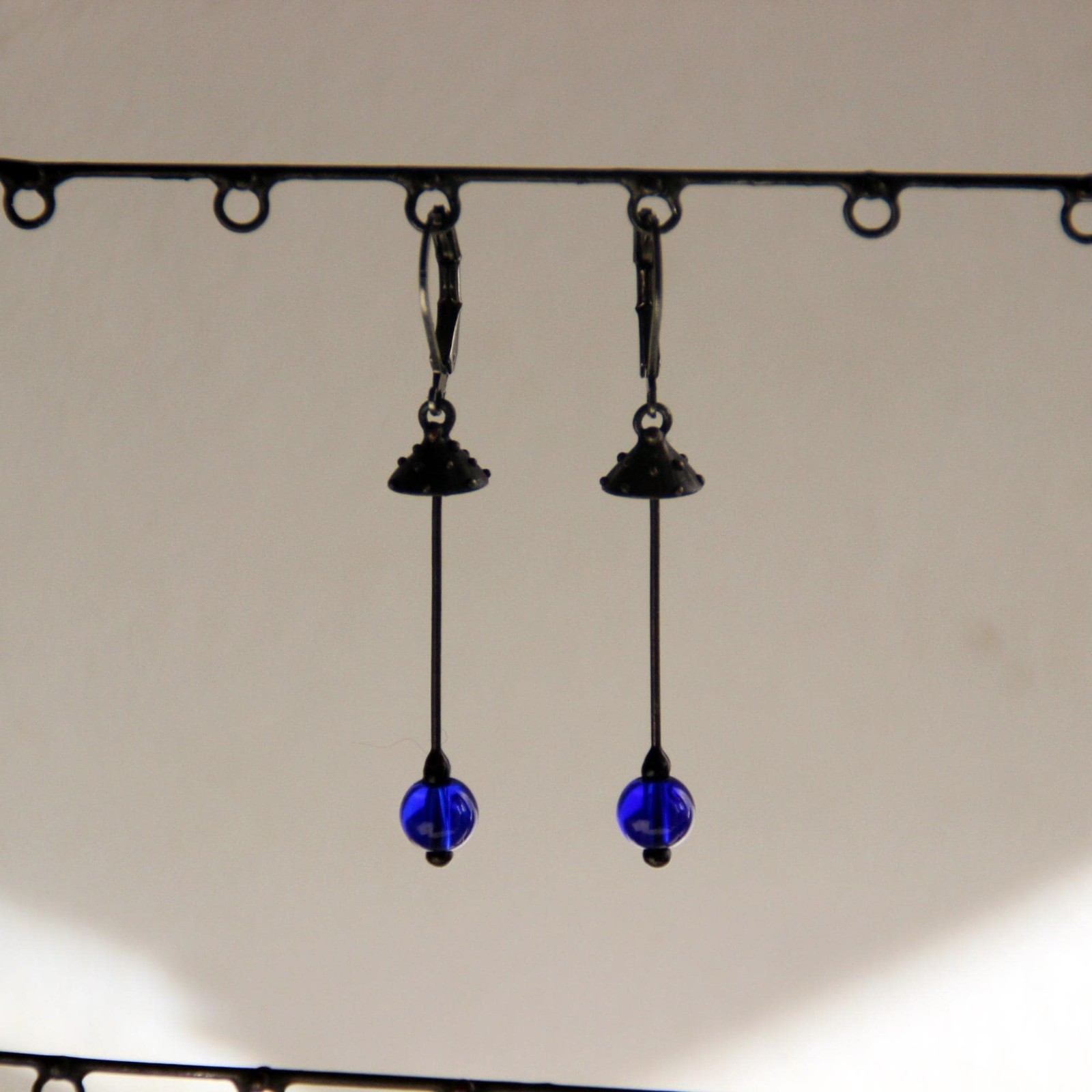 Handgemaakte vliegenzwamoorbellen met blauw glas en zwart gepatineerd… - 143045 Handgemaakte vliegenzwamoorbellen met blauw glas en zwart gepatineerd koper
