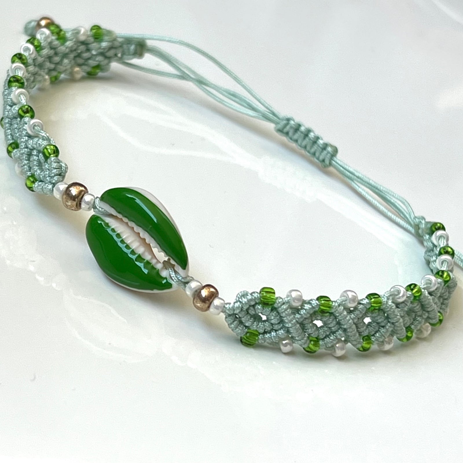 Macramé enkelbandje mint- en appelgroen - 139695 Macramé enkelbandje mint- en appelgroen