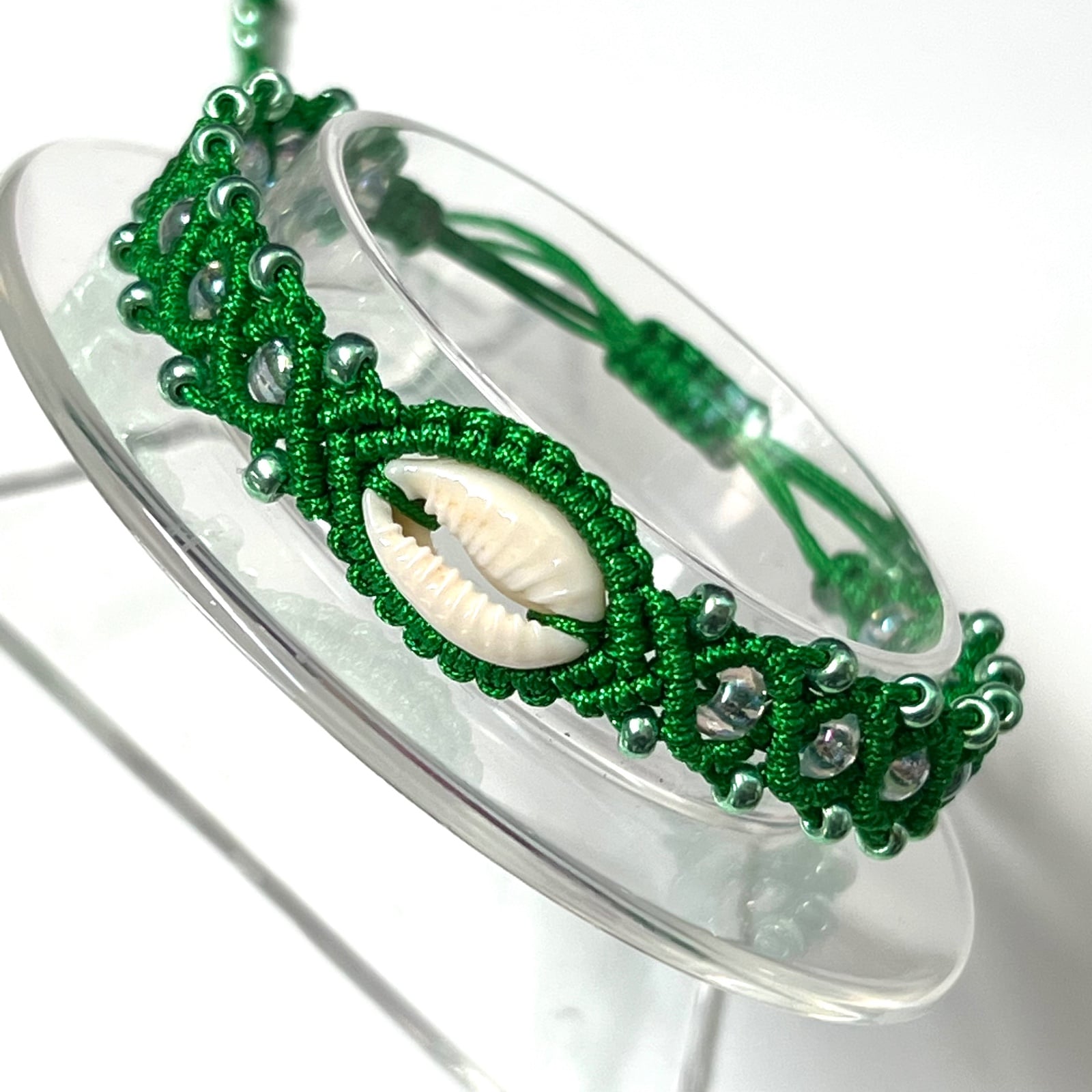 Macrame armband appelgroen met schelp - 139688 Macrame armband appelgroen met schelp