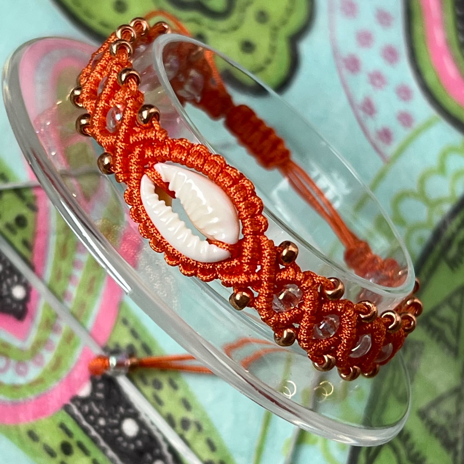 Macrame armband oranje met schelp - 140410 Macrame armband oranje met schelp