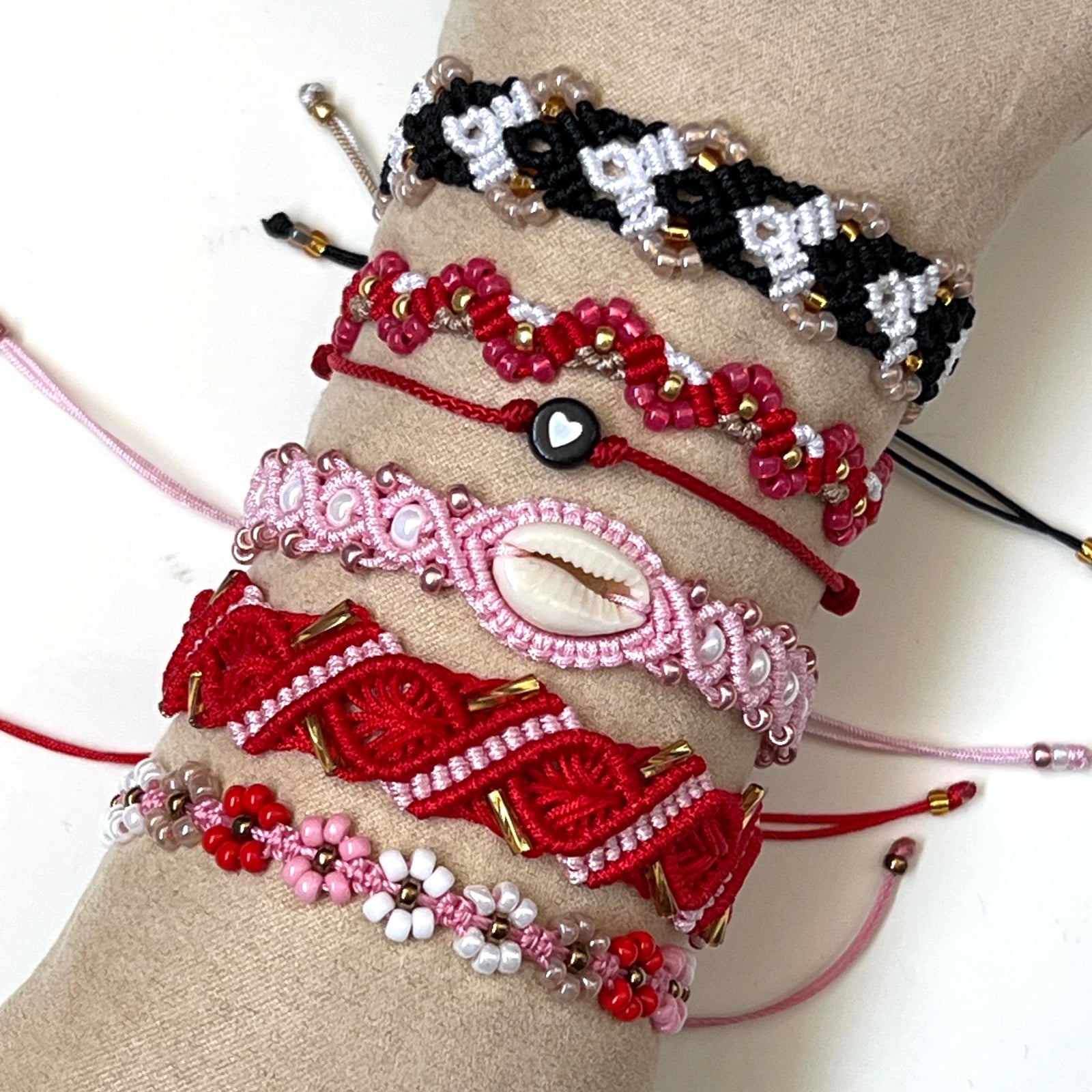 Macrame armband rood-roze-zwart - 142532 Macrame armband rood-roze-zwart
