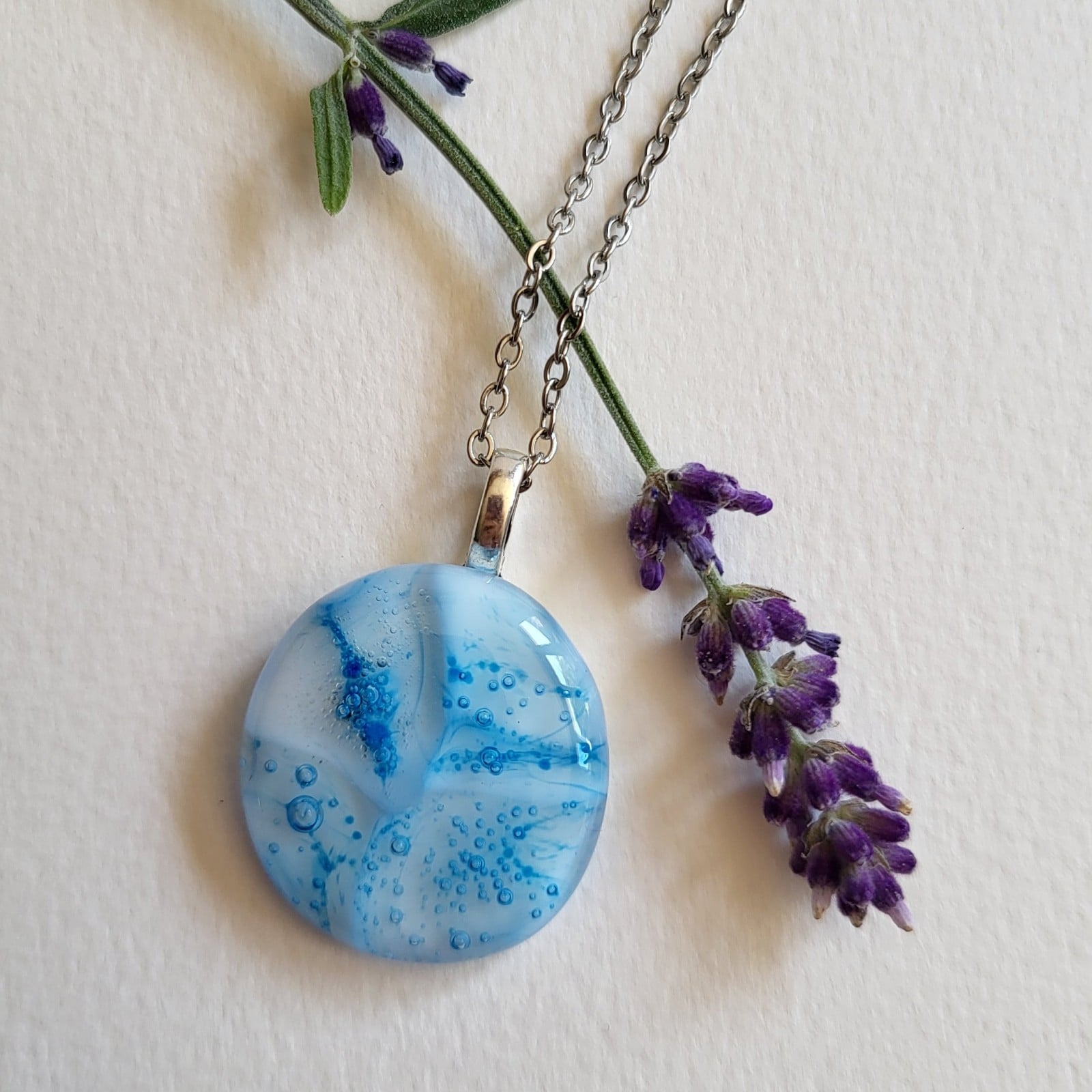 RVS ketting met uniek "Blauwe Bubbels" glas hanger