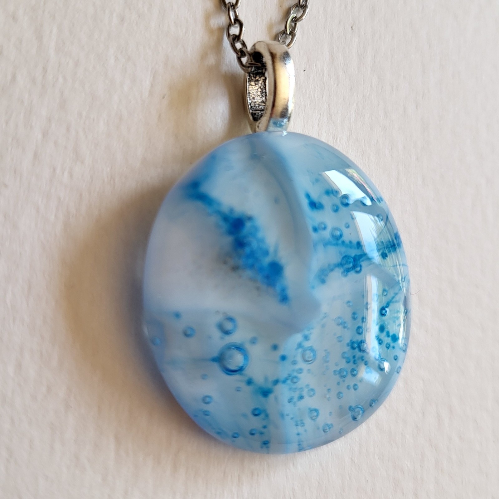 RVS ketting met uniek "Blauwe Bubbels" glas hanger