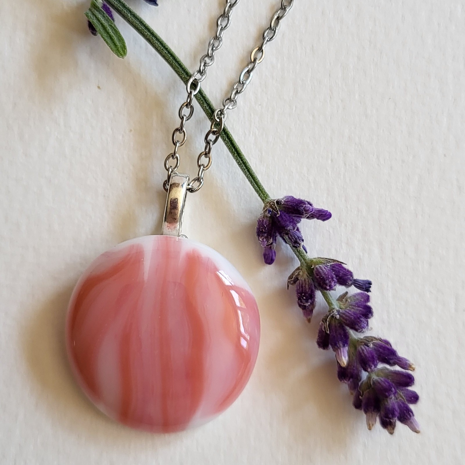 RVS ketting met uniek "Roze strepen" glas hanger