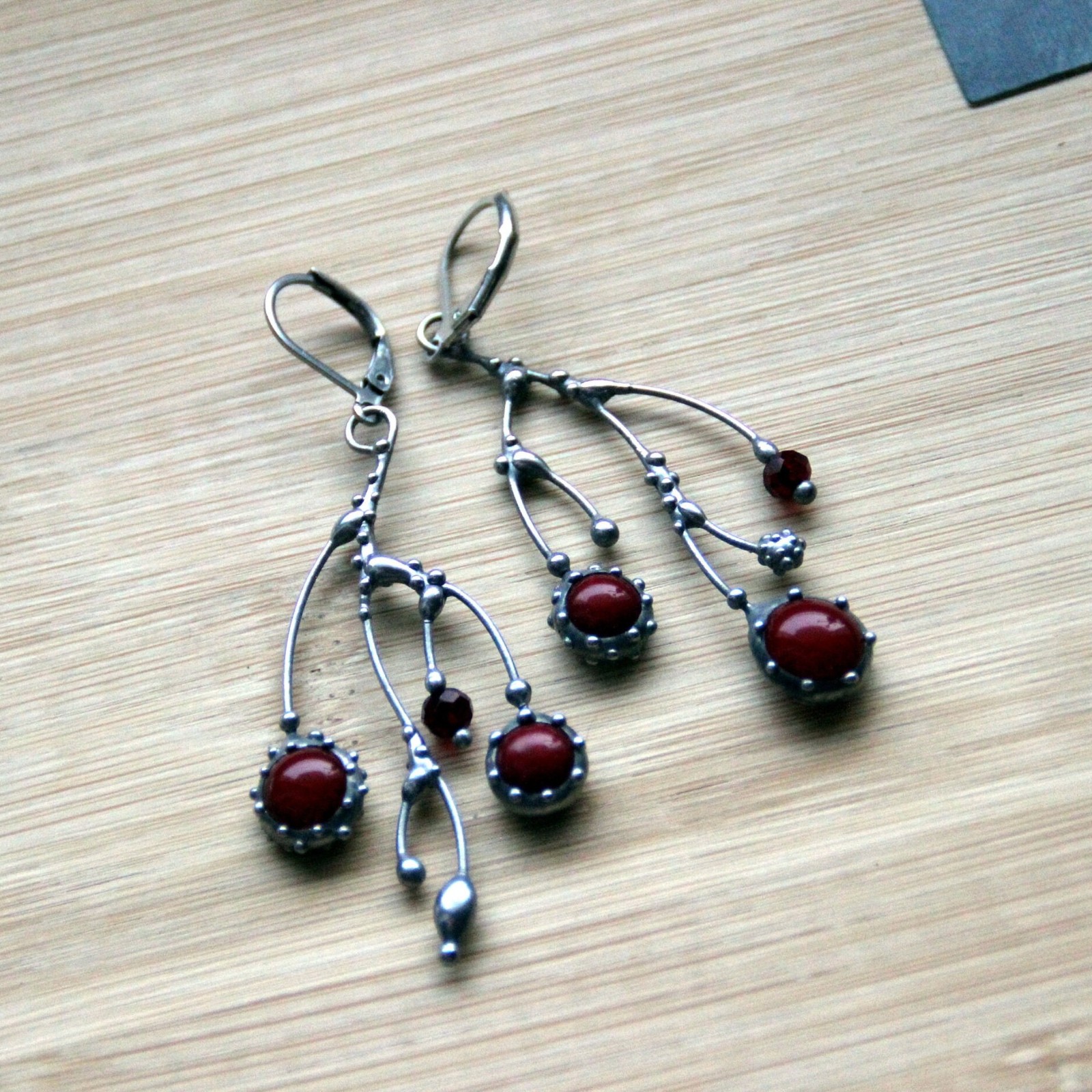 Asymmetrische handgemaakte takoorringen met rood glas en zilverkleuri… - 145029 Asymmetrische handgemaakte takoorringen met rood glas en zilverkleurig koper