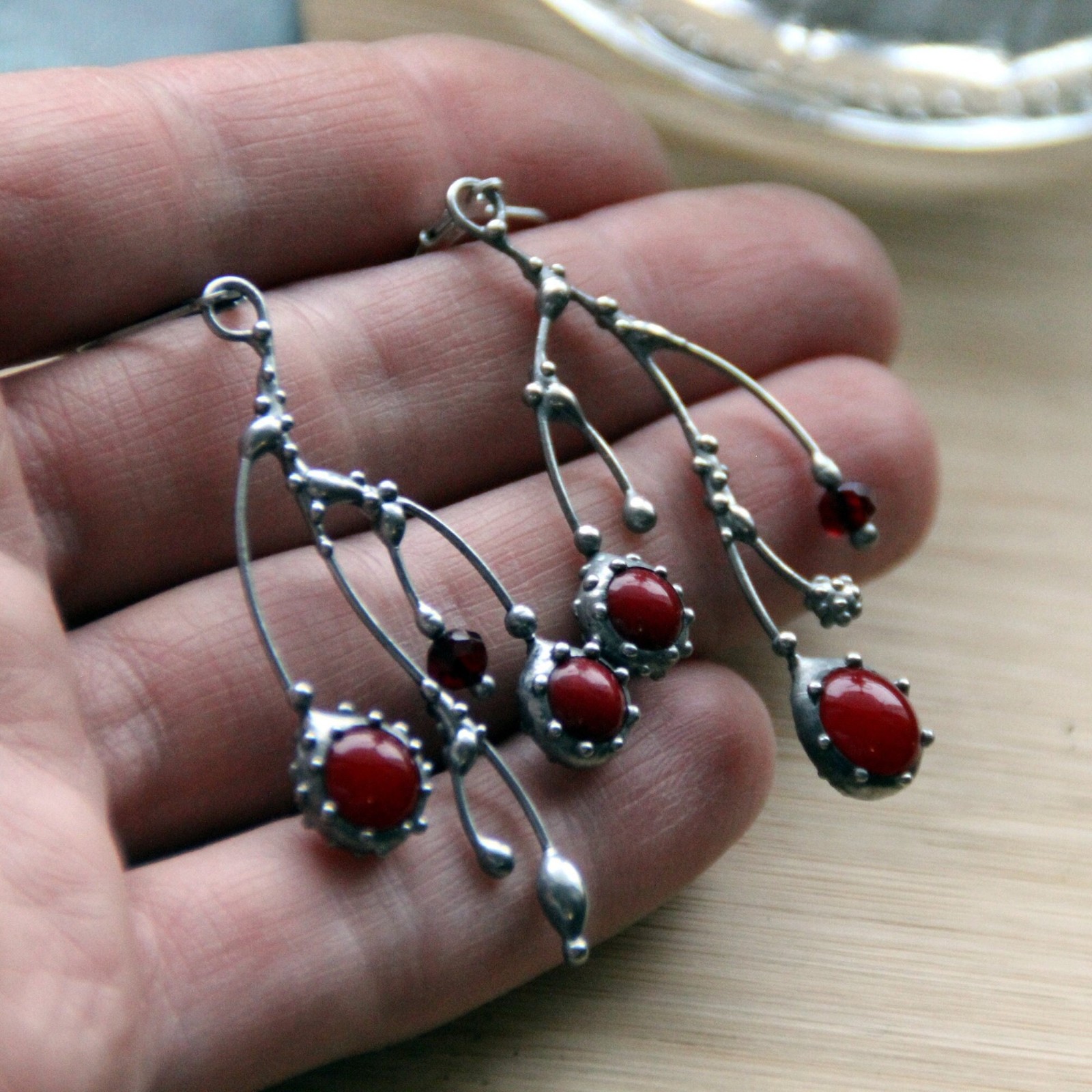 Asymmetrische handgemaakte takoorringen met rood glas en zilverkleuri… - 145030 Asymmetrische handgemaakte takoorringen met rood glas en zilverkleurig koper