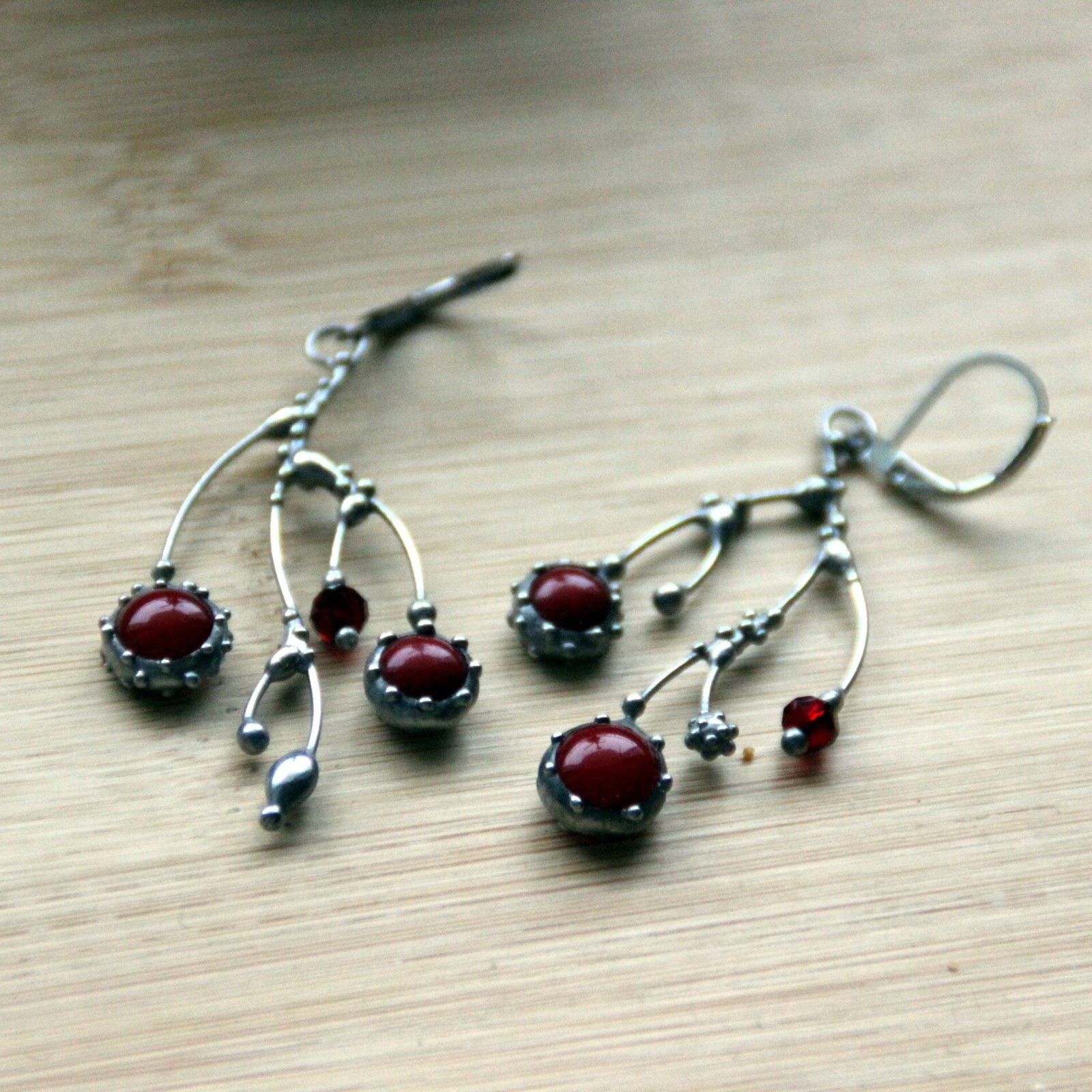 Asymmetrische handgemaakte takoorringen met rood glas en zilverkleuri… - 145031 Asymmetrische handgemaakte takoorringen met rood glas en zilverkleurig koper