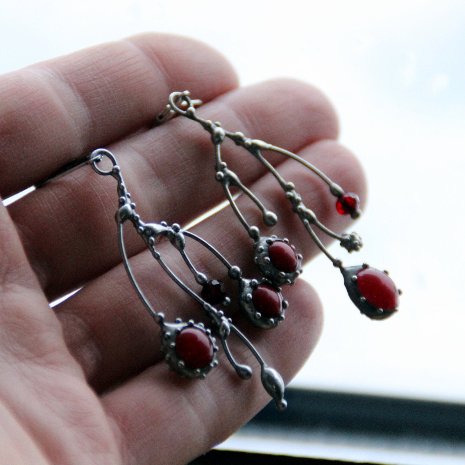 Asymmetrische handgemaakte takoorringen met rood glas en zilverkleuri… - 145032 Asymmetrische handgemaakte takoorringen met rood glas en zilverkleurig koper