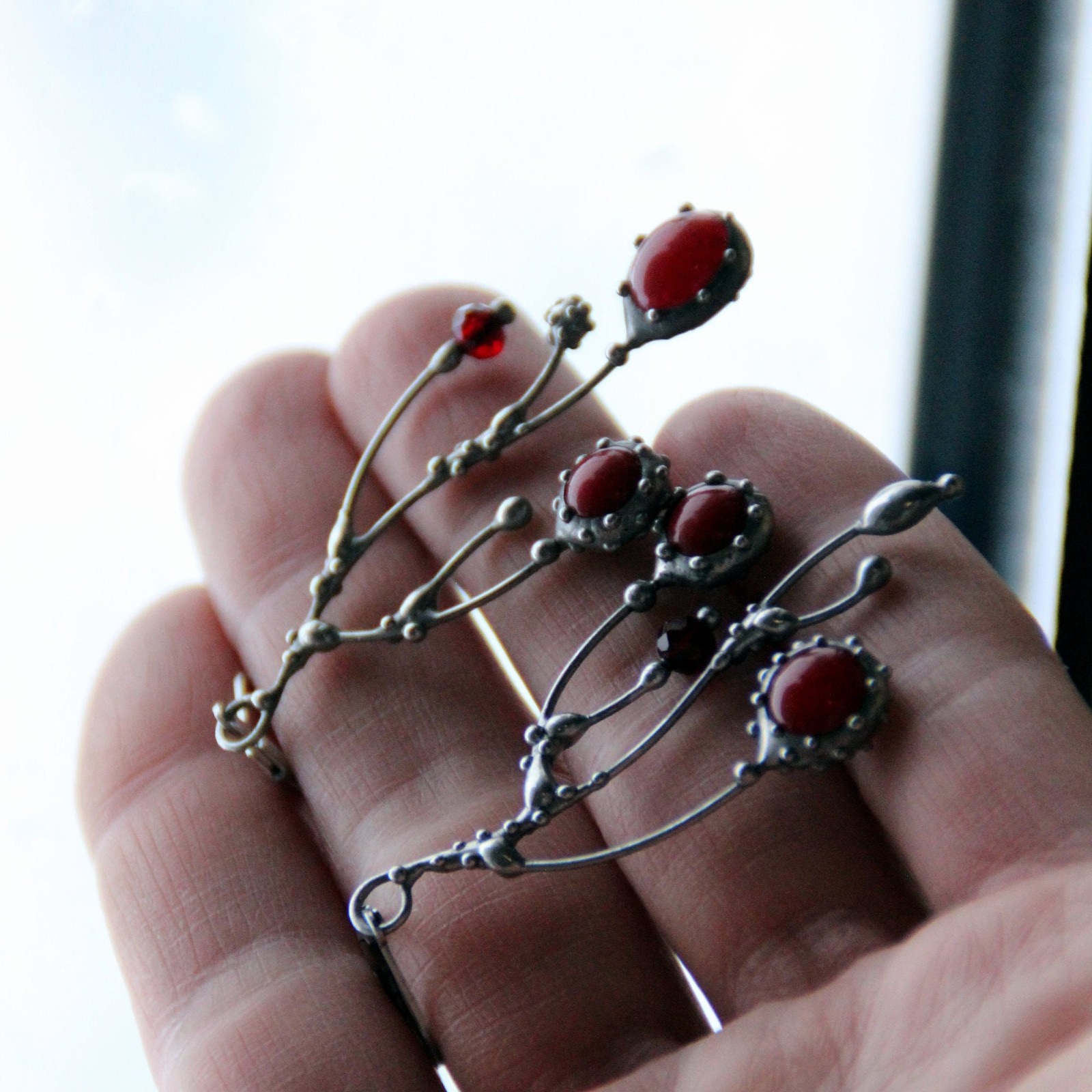 Asymmetrische handgemaakte takoorringen met rood glas en zilverkleuri… - 145034 Asymmetrische handgemaakte takoorringen met rood glas en zilverkleurig koper