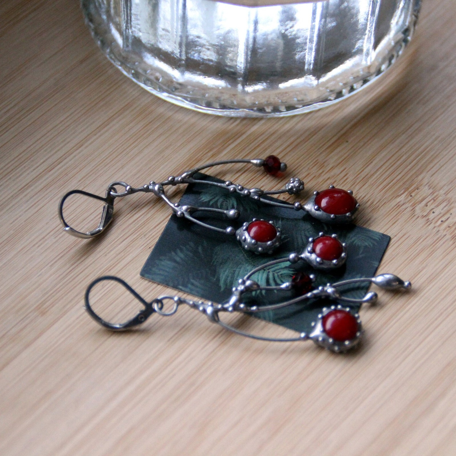 Asymmetrische handgemaakte takoorringen met rood glas en zilverkleuri… - 145035 Asymmetrische handgemaakte takoorringen met rood glas en zilverkleurig koper