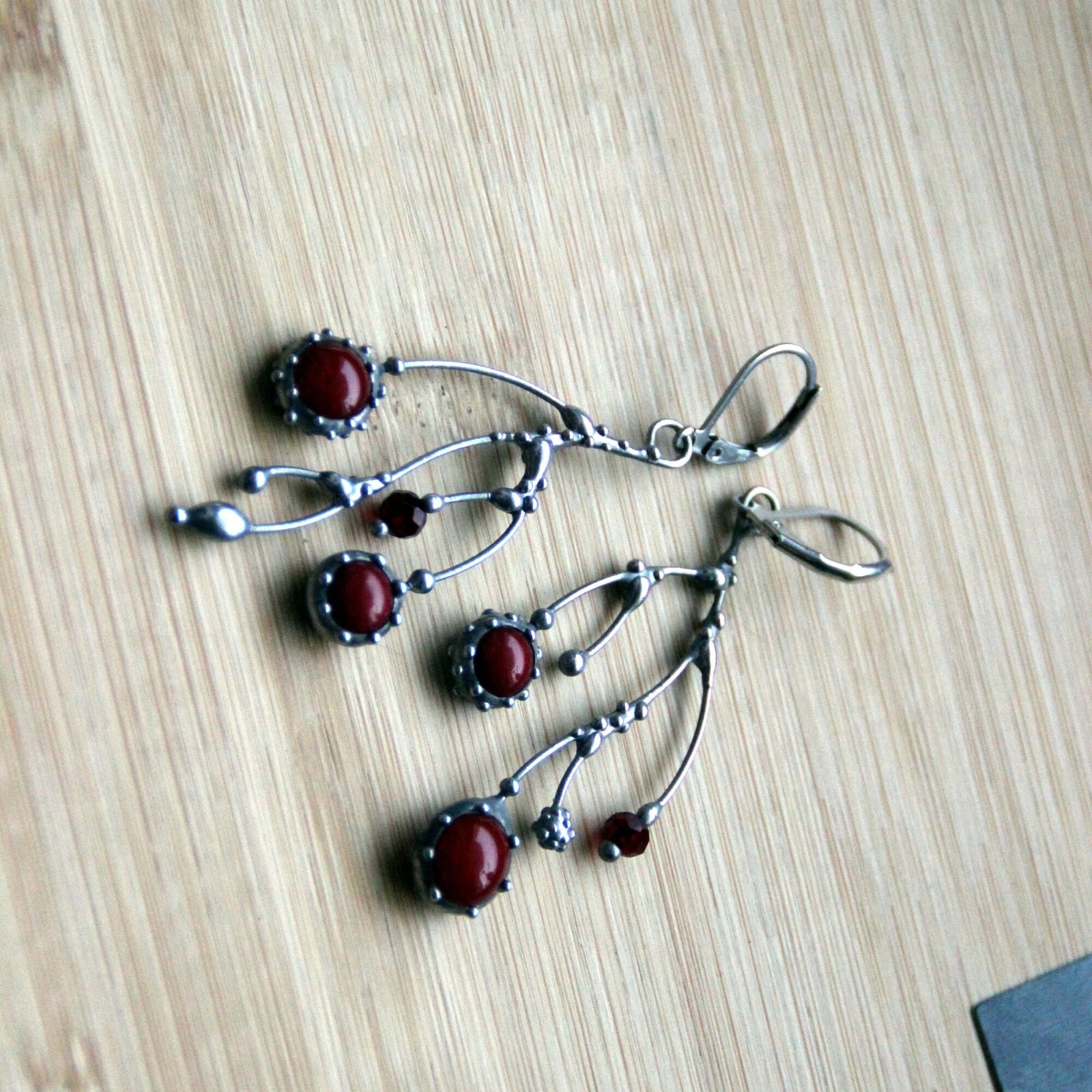 Asymmetrische handgemaakte takoorringen met rood glas en zilverkleuri… - 145036 Asymmetrische handgemaakte takoorringen met rood glas en zilverkleurig koper