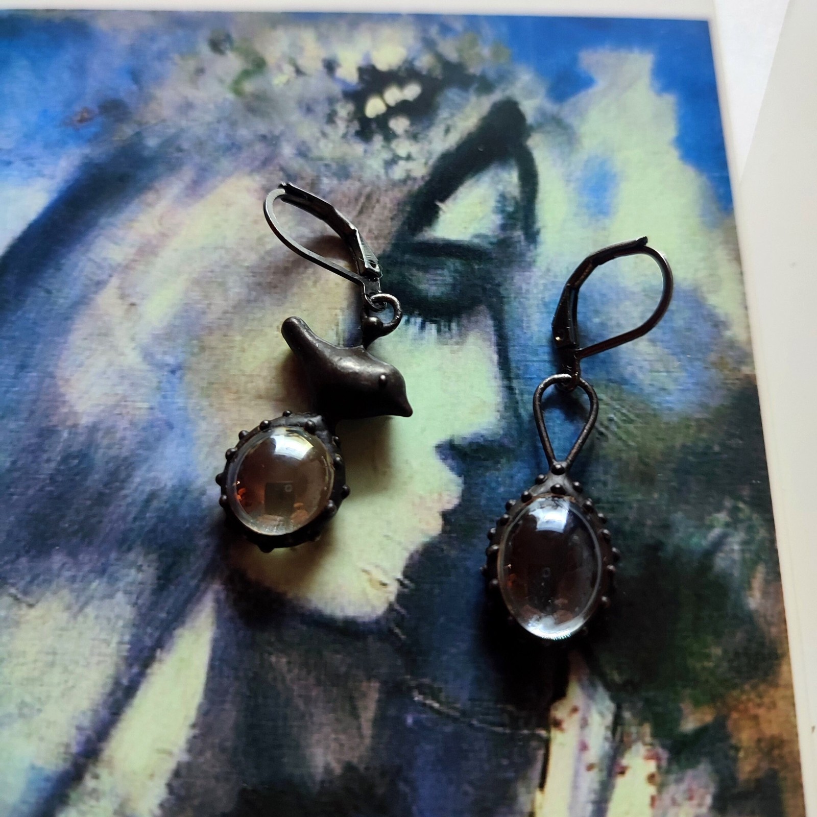 Asymmetrische handgemaakte vogeloorbellen met transparant glas en zwa… - 144824 Asymmetrische handgemaakte vogeloorbellen met transparant glas en zwart gepatineerd koper