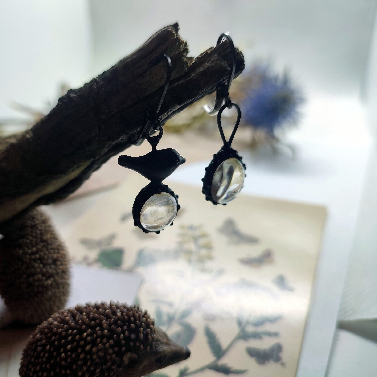 Asymmetrische handgemaakte vogeloorbellen met transparant glas en zwa… - 144825 Asymmetrische handgemaakte vogeloorbellen met transparant glas en zwart gepatineerd koper