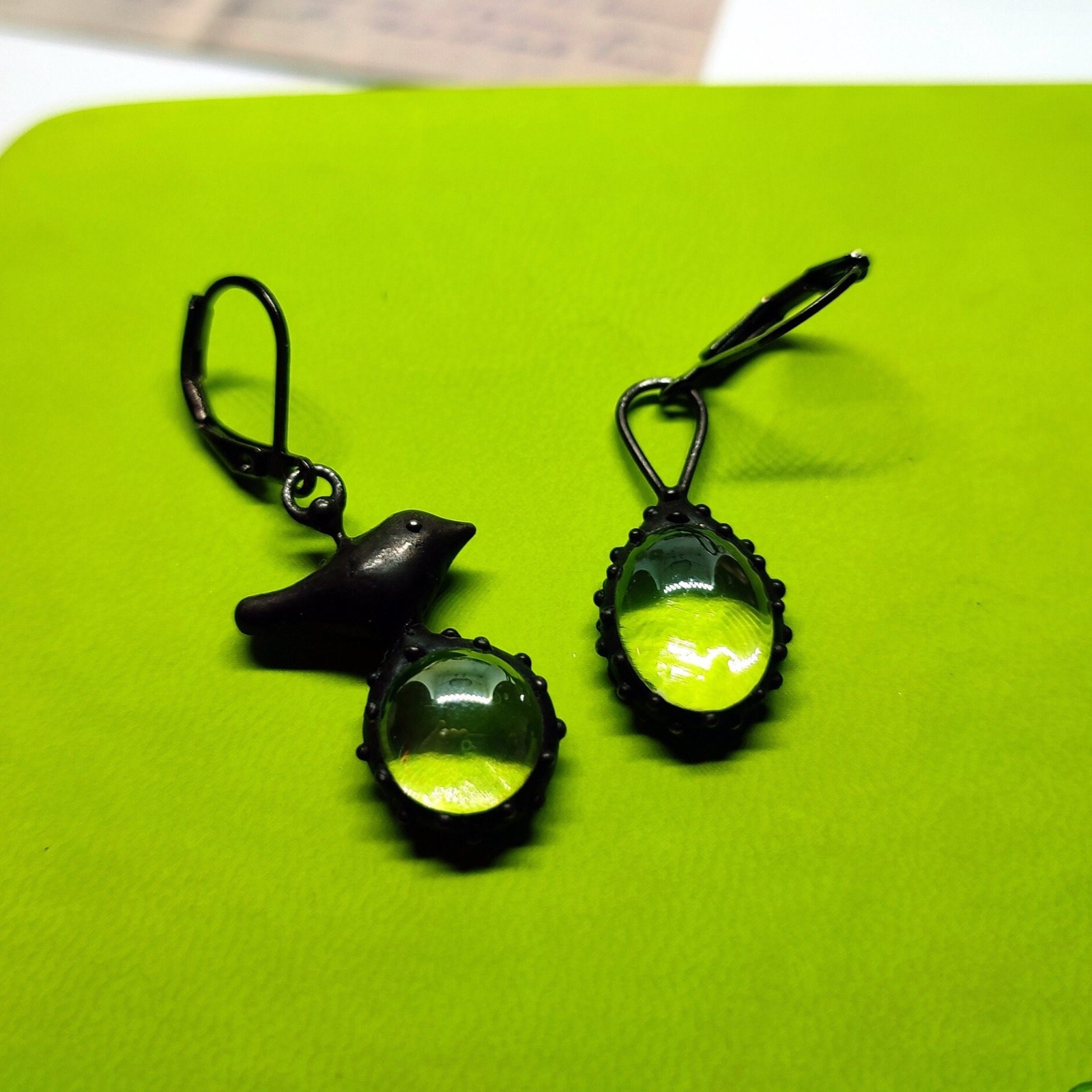 Asymmetrische handgemaakte vogeloorbellen met transparant glas en zwa… - 144828 Asymmetrische handgemaakte vogeloorbellen met transparant glas en zwart gepatineerd koper