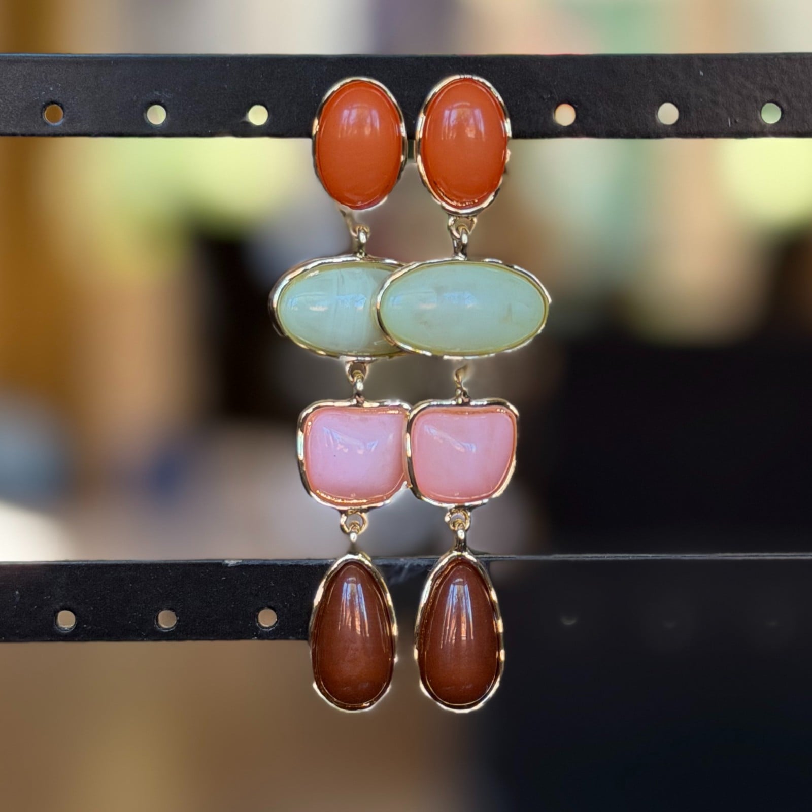 Oorbellen met warme kleuren, een beetje chic