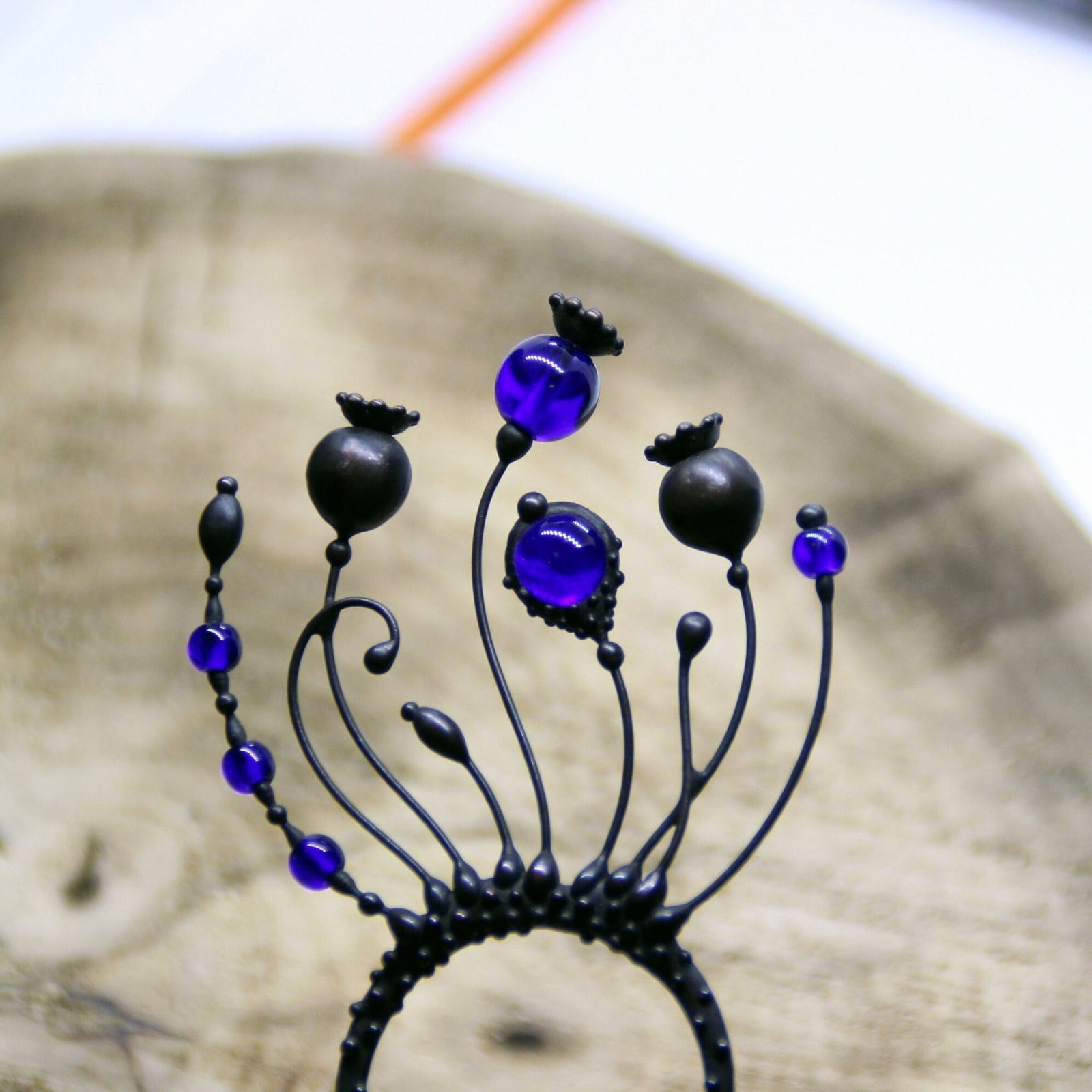Handgemaakte handgemaakte haarvork met blauw glas en zwart gepatineer… - 144668 Handgemaakte handgemaakte haarvork met blauw glas en zwart gepatineerd koper