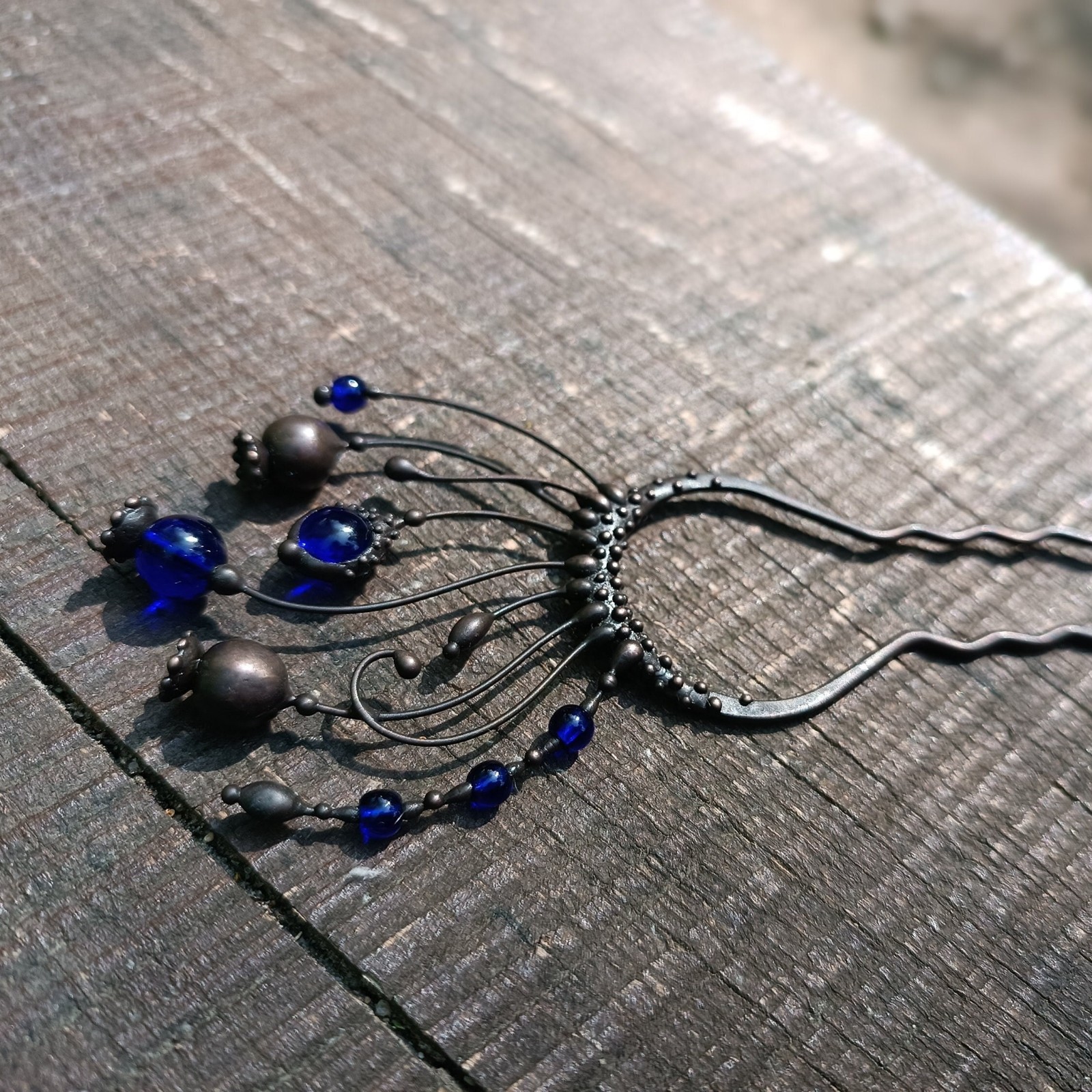 Handgemaakte handgemaakte haarvork met blauw glas en zwart gepatineer… - 144671 Handgemaakte handgemaakte haarvork met blauw glas en zwart gepatineerd koper