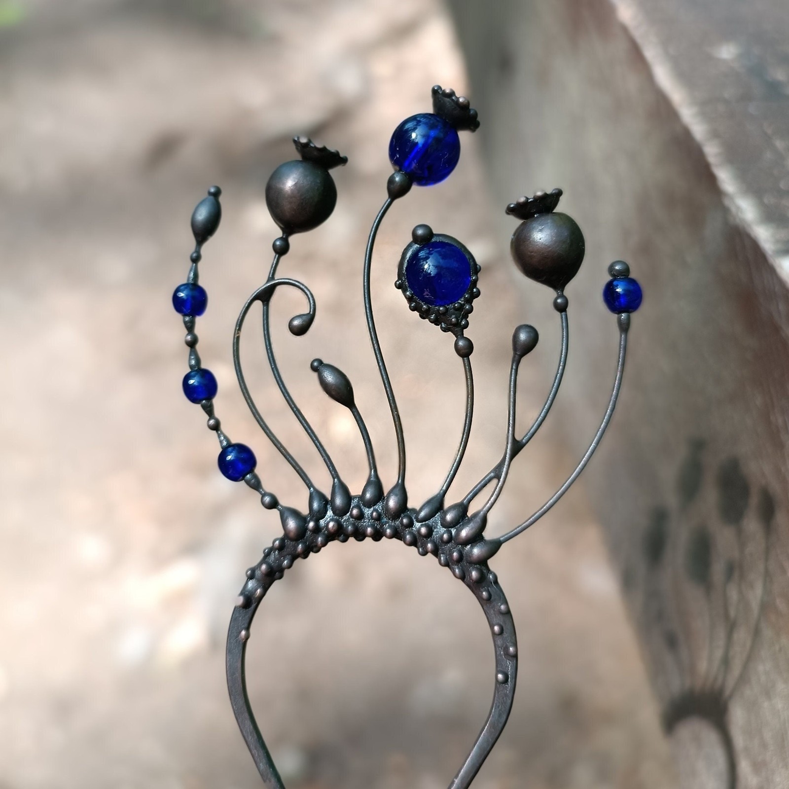 Handgemaakte handgemaakte haarvork met blauw glas en zwart gepatineer… - 144673 Handgemaakte handgemaakte haarvork met blauw glas en zwart gepatineerd koper