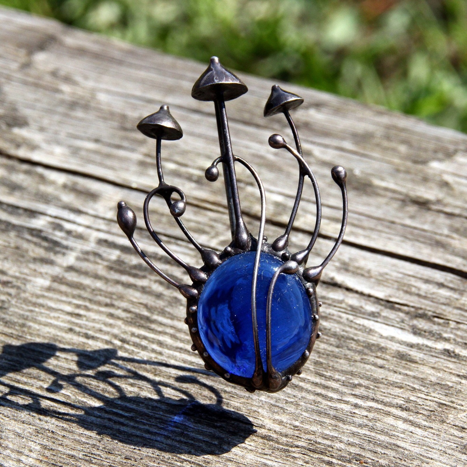 Handgemaakte paddenstoelenbroche met blauw glas en zwart gepatineerd … - 145021 Handgemaakte paddenstoelenbroche met blauw glas en zwart gepatineerd koper