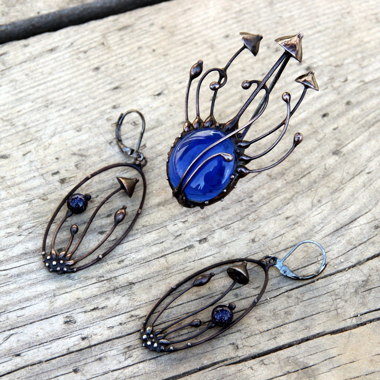 Handgemaakte paddenstoelenbroche met blauw glas en zwart gepatineerd … - 145028 Handgemaakte paddenstoelenbroche met blauw glas en zwart gepatineerd koper