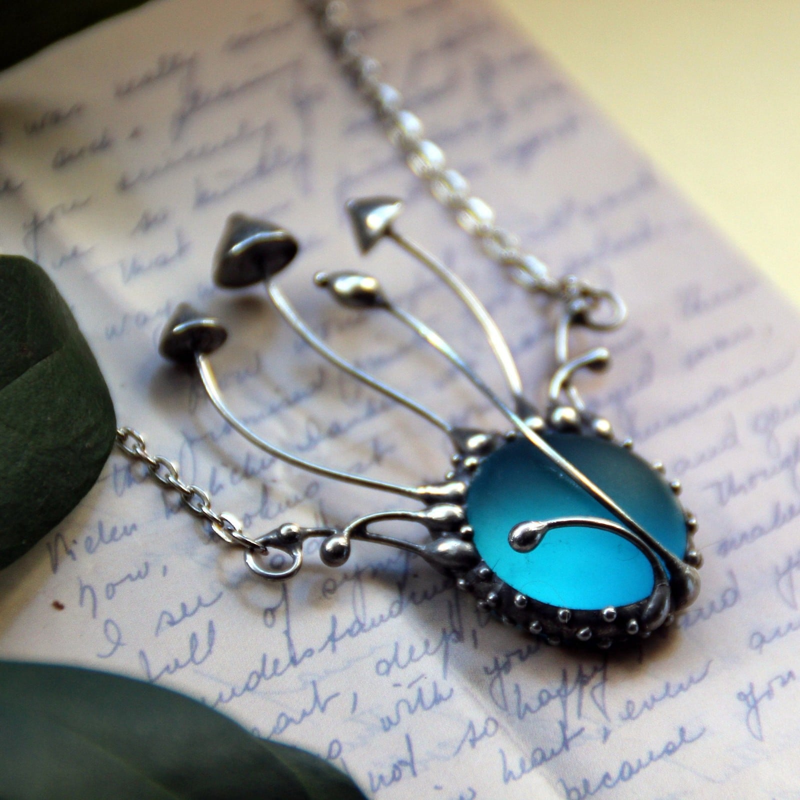 Handgemaakte paddenstoelenketting met blauw glas en zilverkleurig kop… - 145122 Handgemaakte paddenstoelenketting met blauw glas en zilverkleurig koper