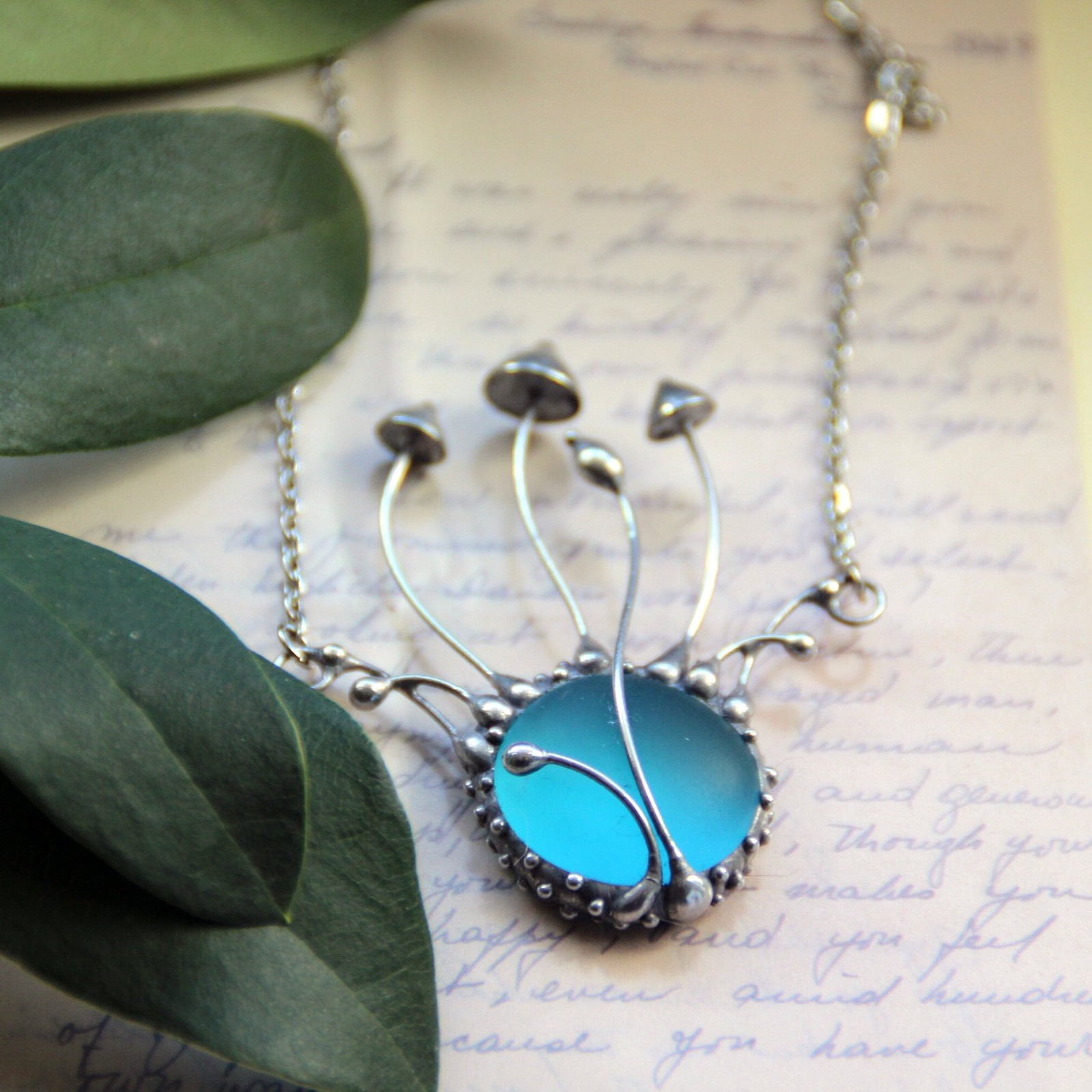Handgemaakte paddenstoelenketting met blauw glas en zilverkleurig kop… - 145130 Handgemaakte paddenstoelenketting met blauw glas en zilverkleurig koper