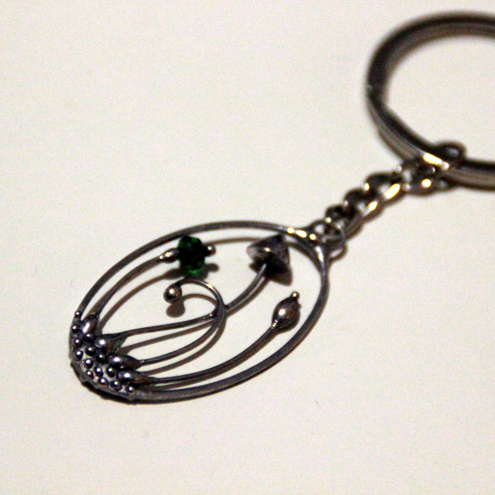 Handgemaakte paddenstoelensleutelhanger met groen glas en zilverkleur… - 145112 Handgemaakte paddenstoelensleutelhanger met groen glas en zilverkleurig koper