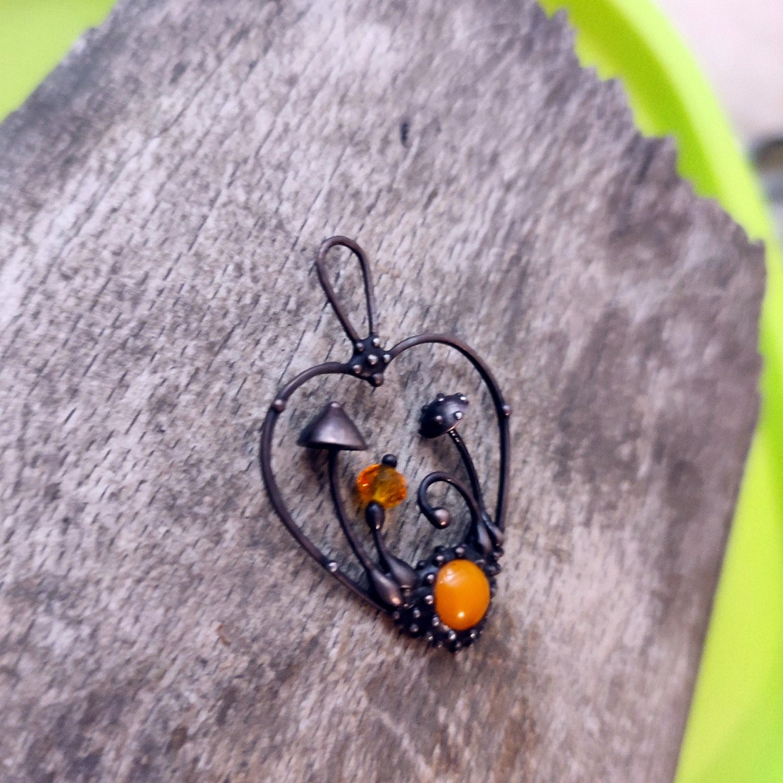 Handgemaakte vliegenzwamketting met oranje glas en zwart gepatineerd … - 144756 Handgemaakte vliegenzwamketting met oranje glas en zwart gepatineerd koper