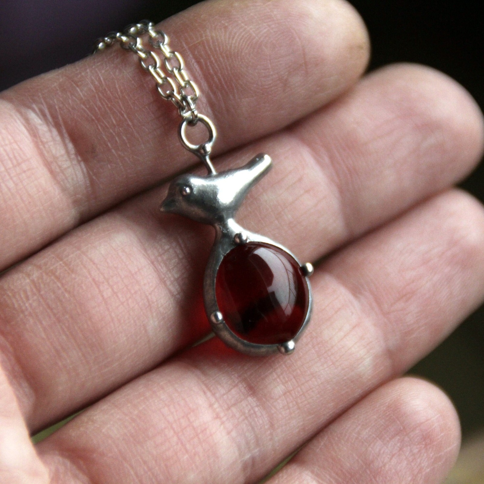 Handgemaakte vogelketting met rood glas en zilverkleurig koper - 144098 Handgemaakte vogelketting met rood glas en zilverkleurig koper