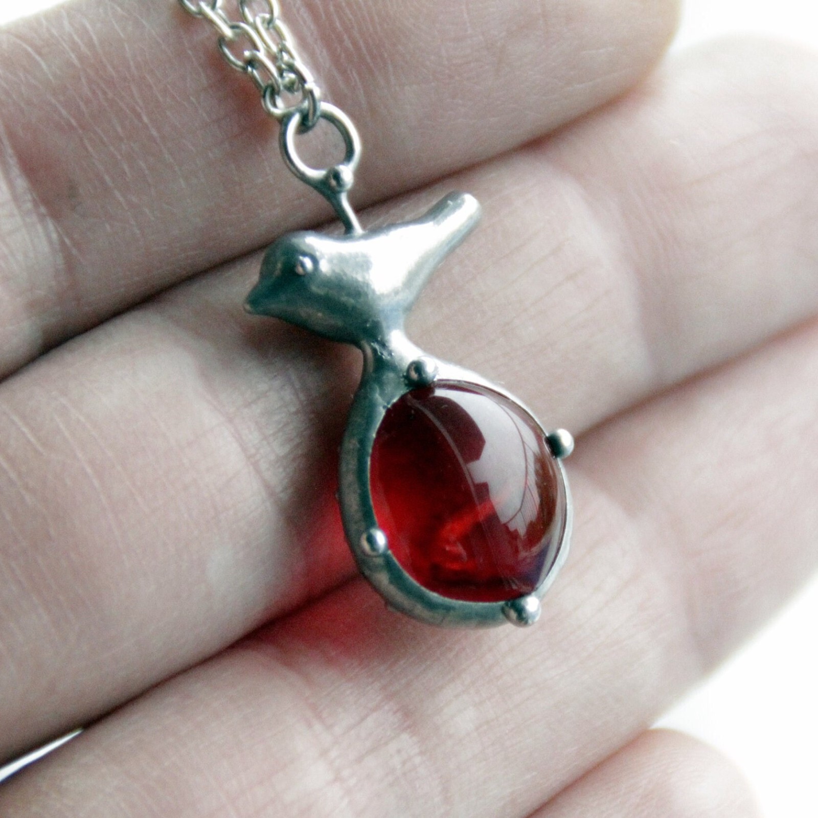 Handgemaakte vogelketting met rood glas en zilverkleurig koper - 144107 Handgemaakte vogelketting met rood glas en zilverkleurig koper