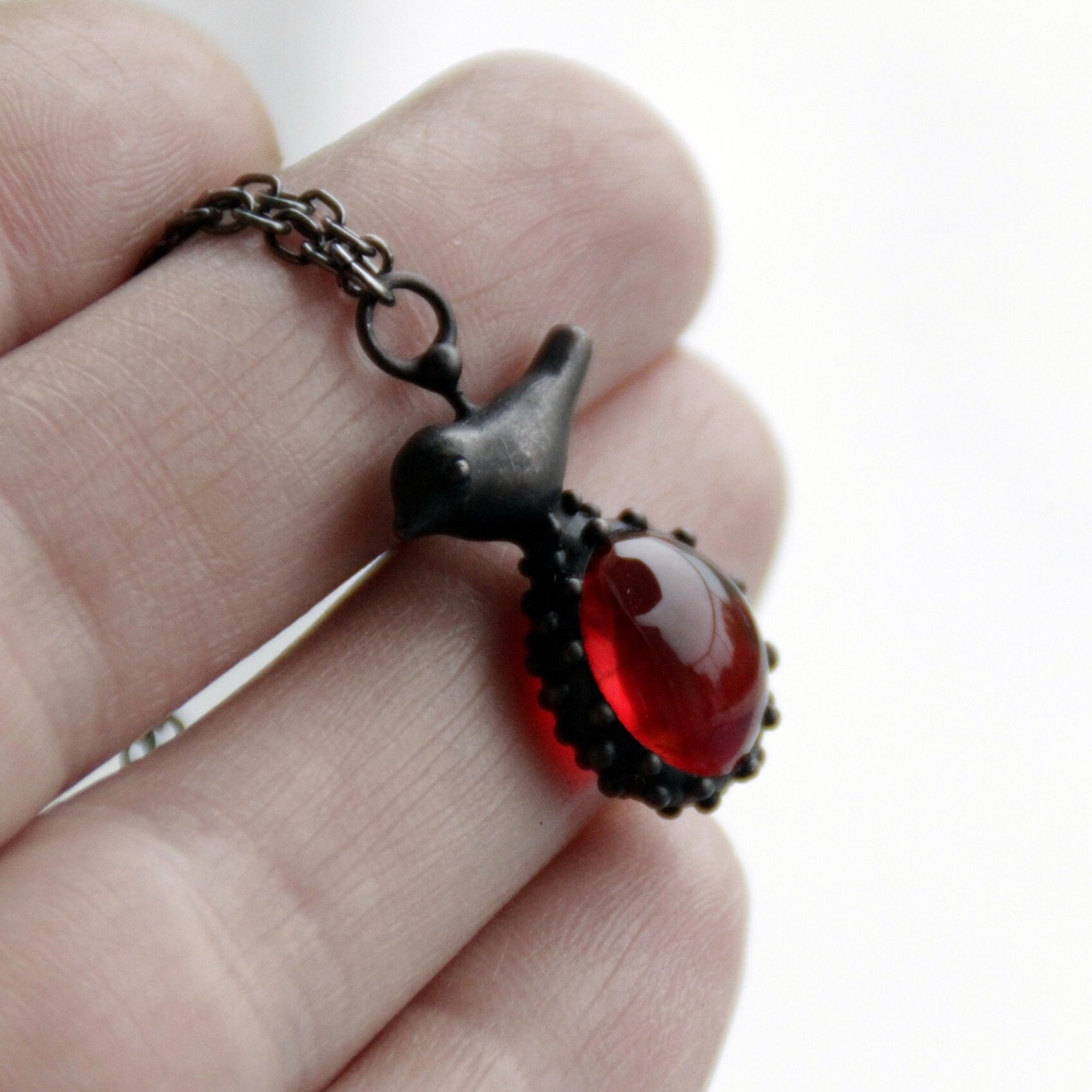 Handgemaakte vogelketting met rood glas en zwart gepatineerd koper - 144270 Handgemaakte vogelketting met rood glas en zwart gepatineerd koper