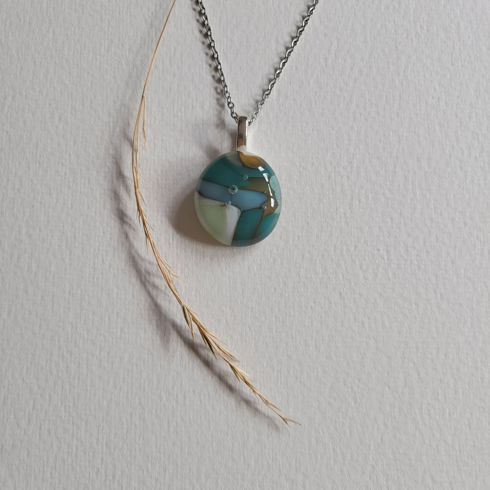 Turkooisstenen - RVS ketting met uniek glas hanger - 146822 Turkooisstenen - RVS ketting met uniek glas hanger
