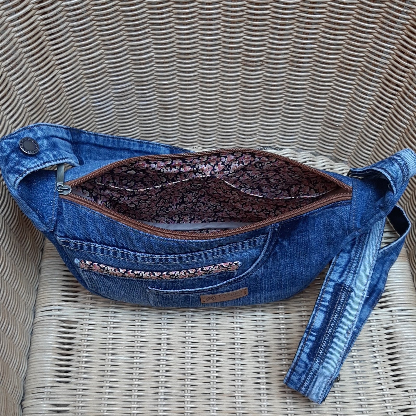 Denim slingbag / crossbodybag donker