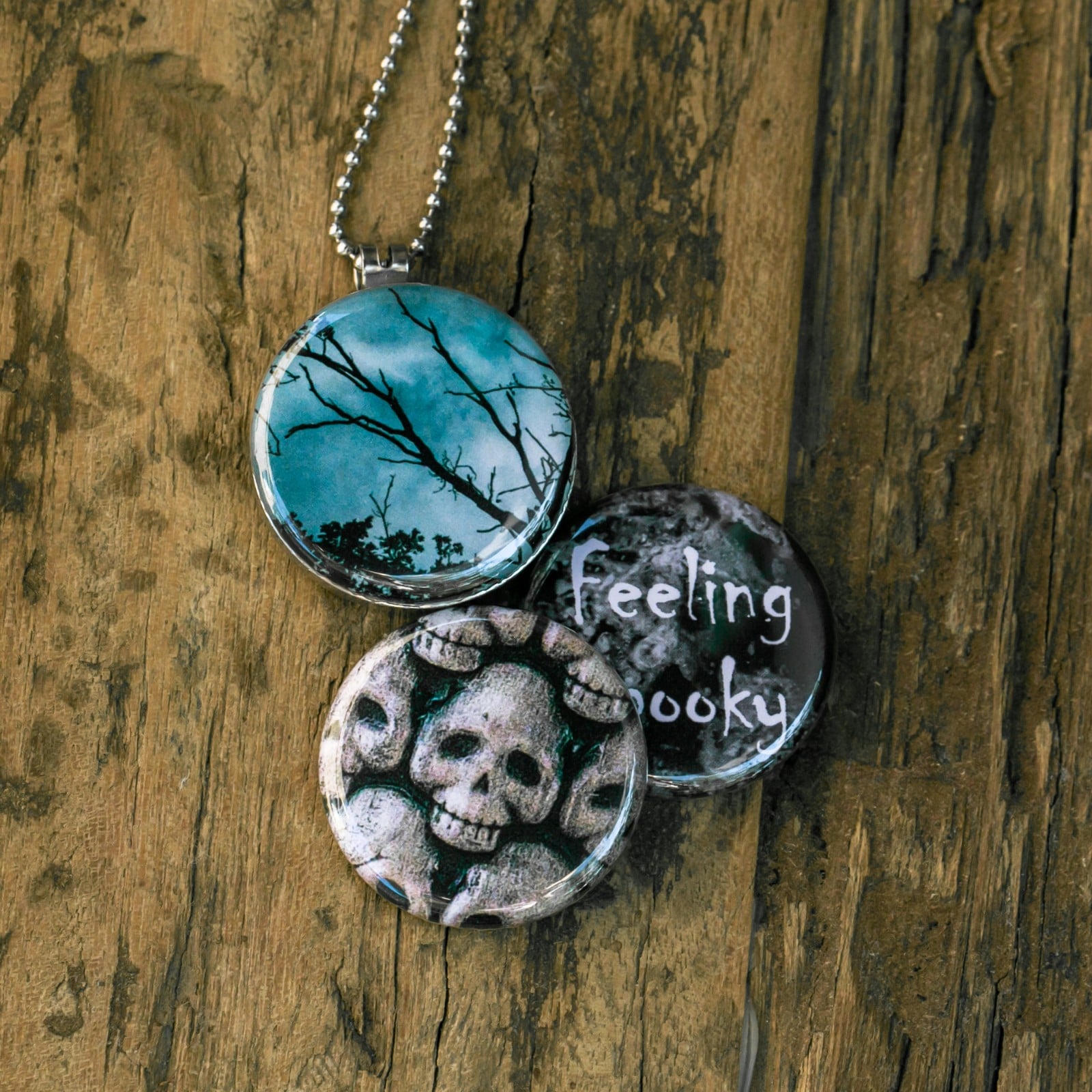 Fotomedaillon ketting met drie verschillende verwisselbare voorkanten… - 94615 Fotomedaillon ketting met drie verschillende verwisselbare voorkanten met foto`s van halloween items,spooky en griezelige halloween ketting.
